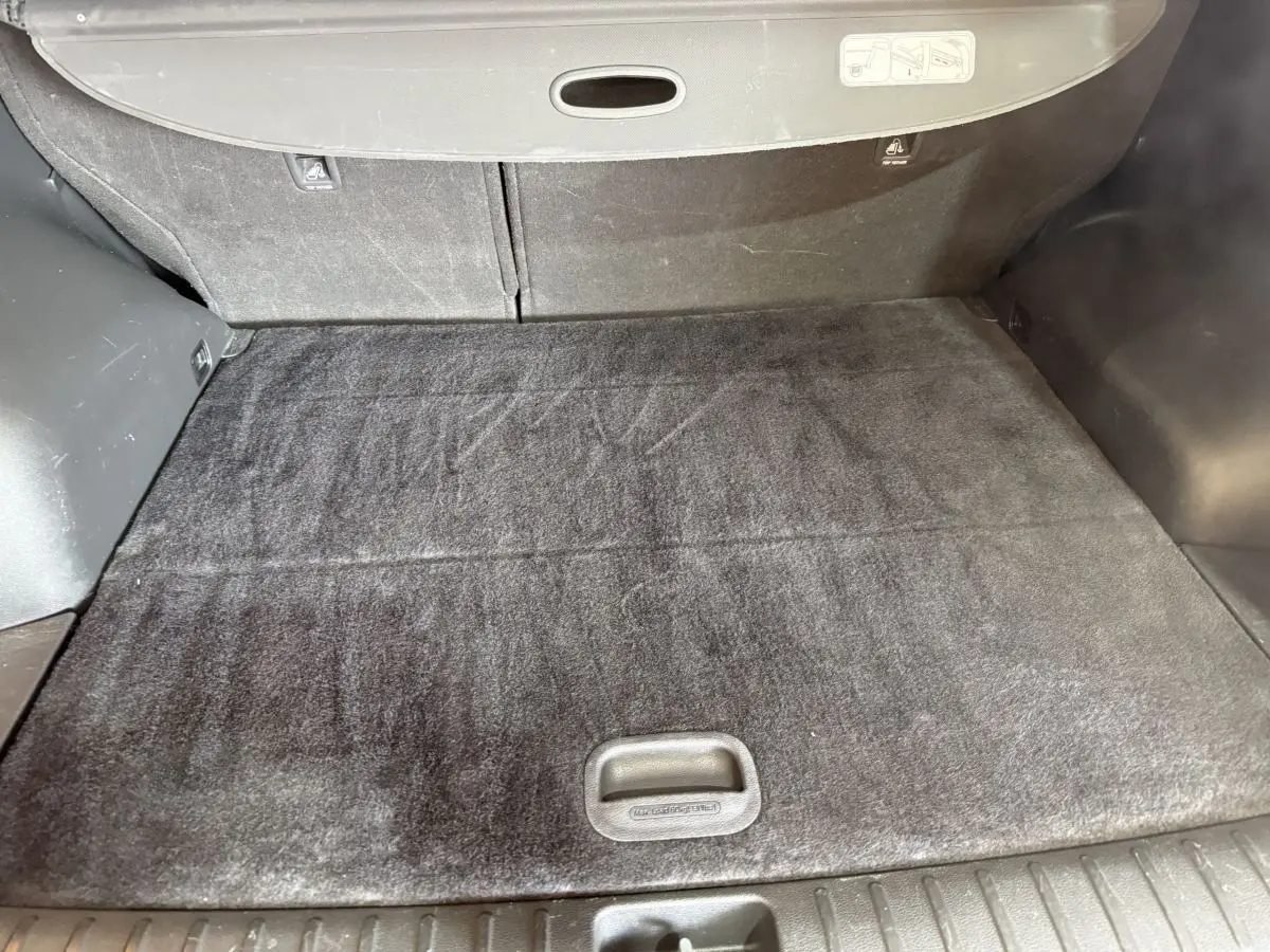 Coffre noir du Hyundai Tucson 2019 1.6 CRDI Premium, vue intérieure montrant la surface de chargement propre.