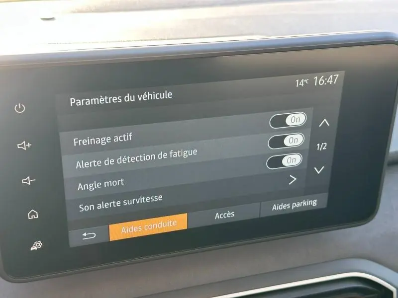 Écran tactile intérieur du tableau de bord de la Dacia Sandero 2025 affichant les paramètres d’aides à la conduite.