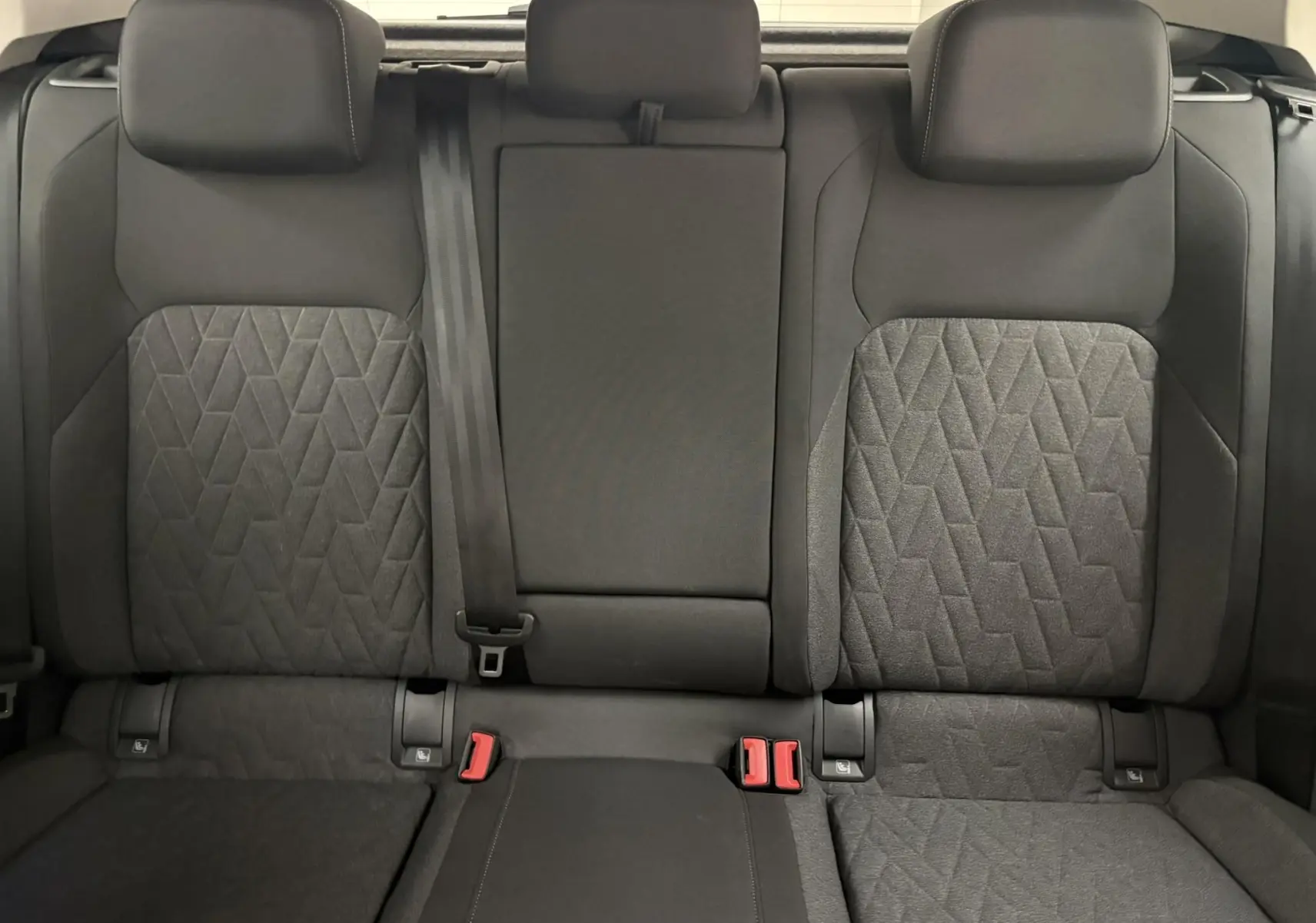 Vue rapprochée des sièges arrière noirs avec motifs géométriques de la Volkswagen Golf 1.5 eTSI 2025, finition VW Edition.