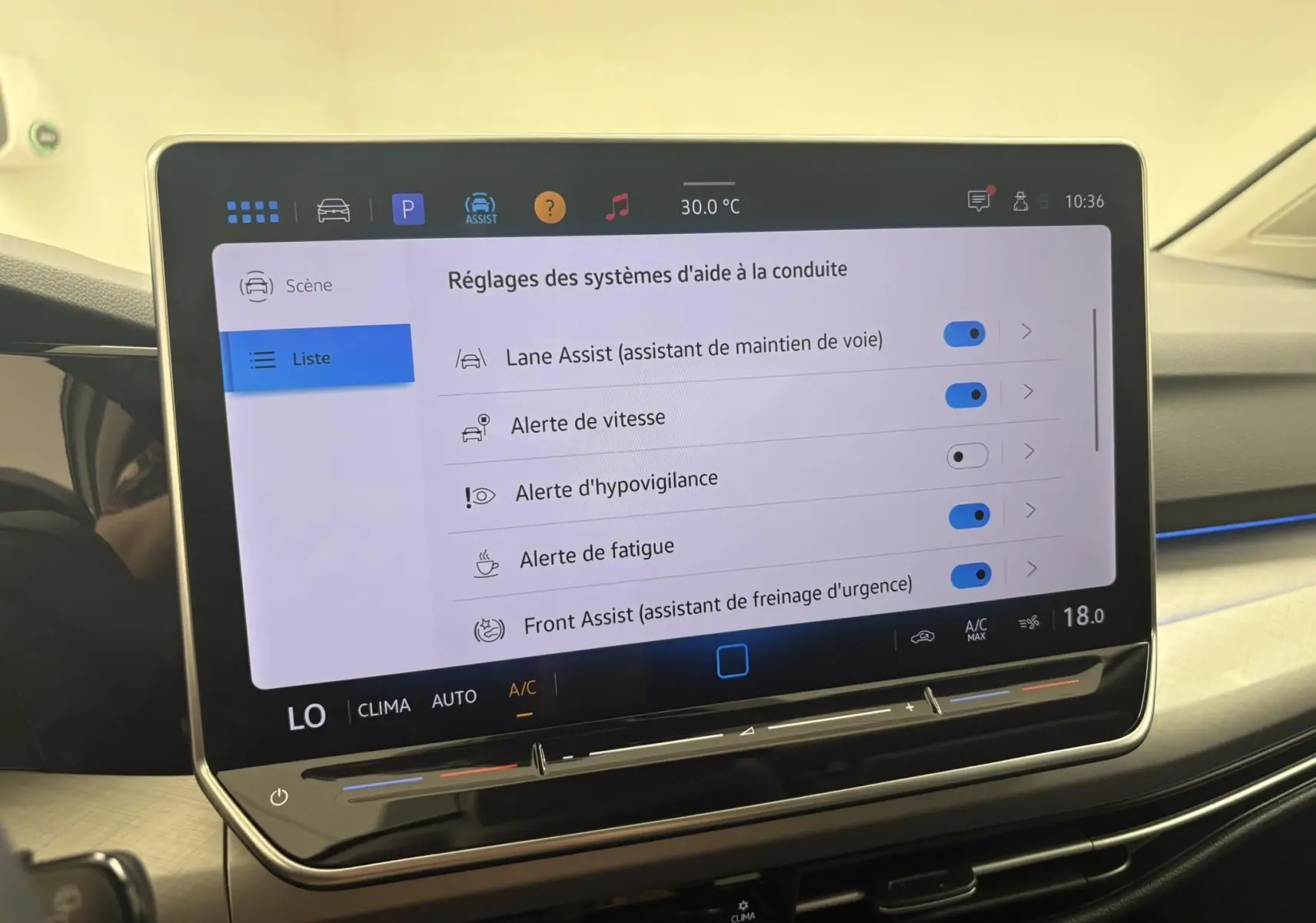 Écran tactile central du Volkswagen Golf 1.5 eTSI 2025 affichant les réglages des aides à la conduite, intérieur moderne.