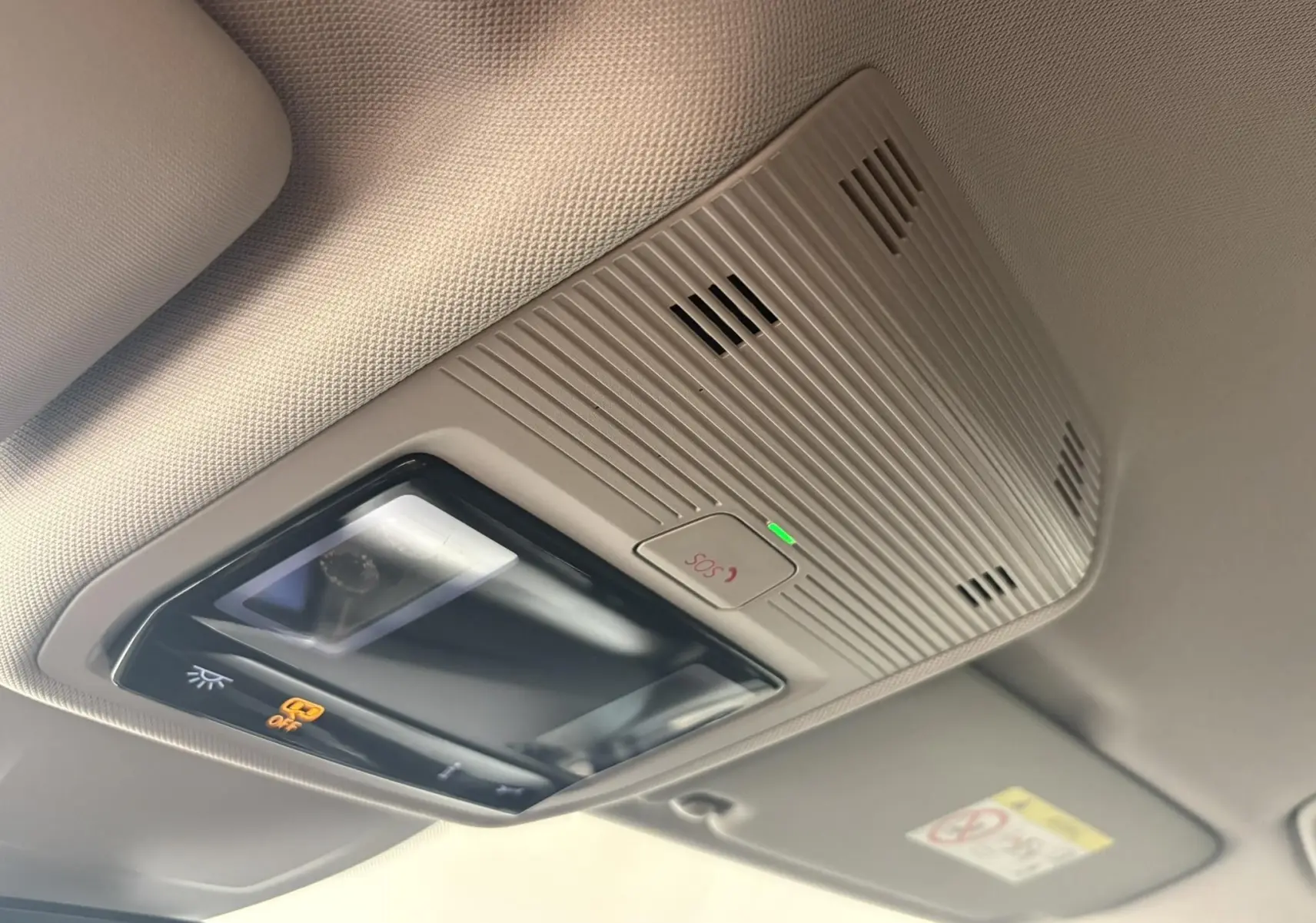 Plafonnier intérieur avec bouton SOS et éclairage, Volkswagen Golf 1.5 eTSI blanc oryx nacré, vue du toit côté conducteur.
