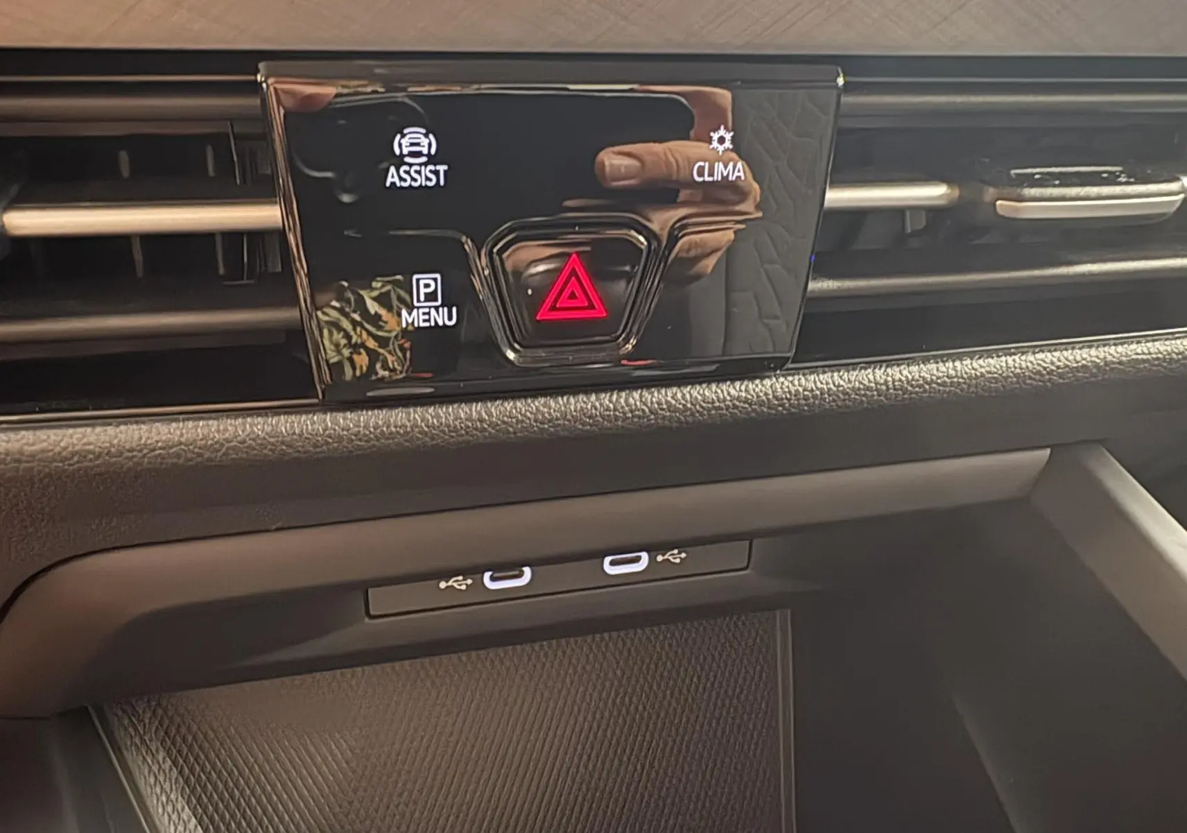 Détail du tableau de bord de la Volkswagen Golf 1.5 eTSI 2025 avec commandes tactiles d'assistance, climatisation et ports USB-C.