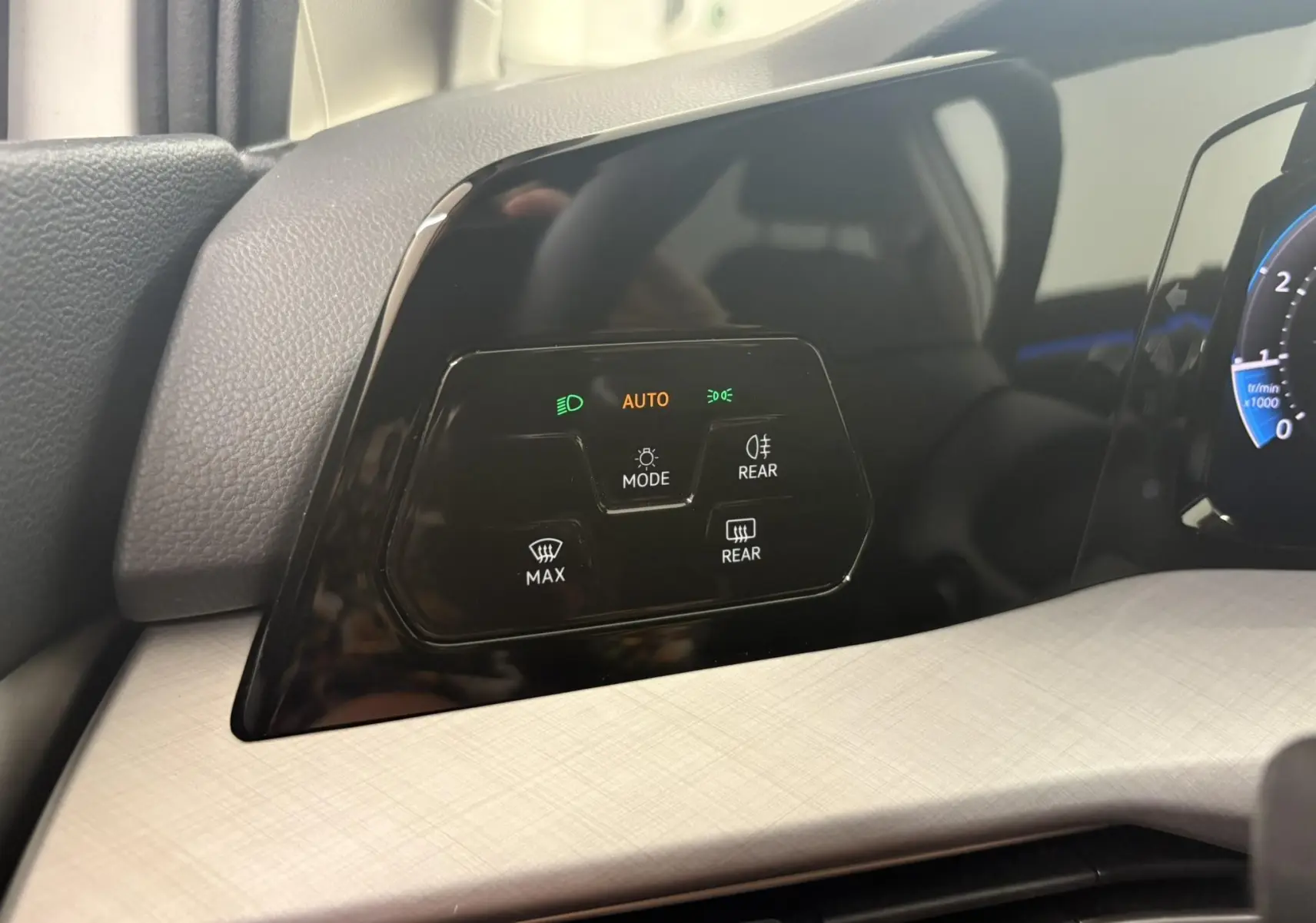 Gros plan sur le panneau de commandes d'éclairage à gauche du tableau de bord d'une Volkswagen Golf 1.5 eTSI 2025.