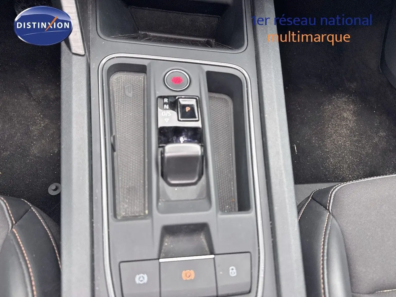 Gros plan sur la console centrale avec levier de boîte automatique de la CUPRA LEON ST gris magnétique 2024.
