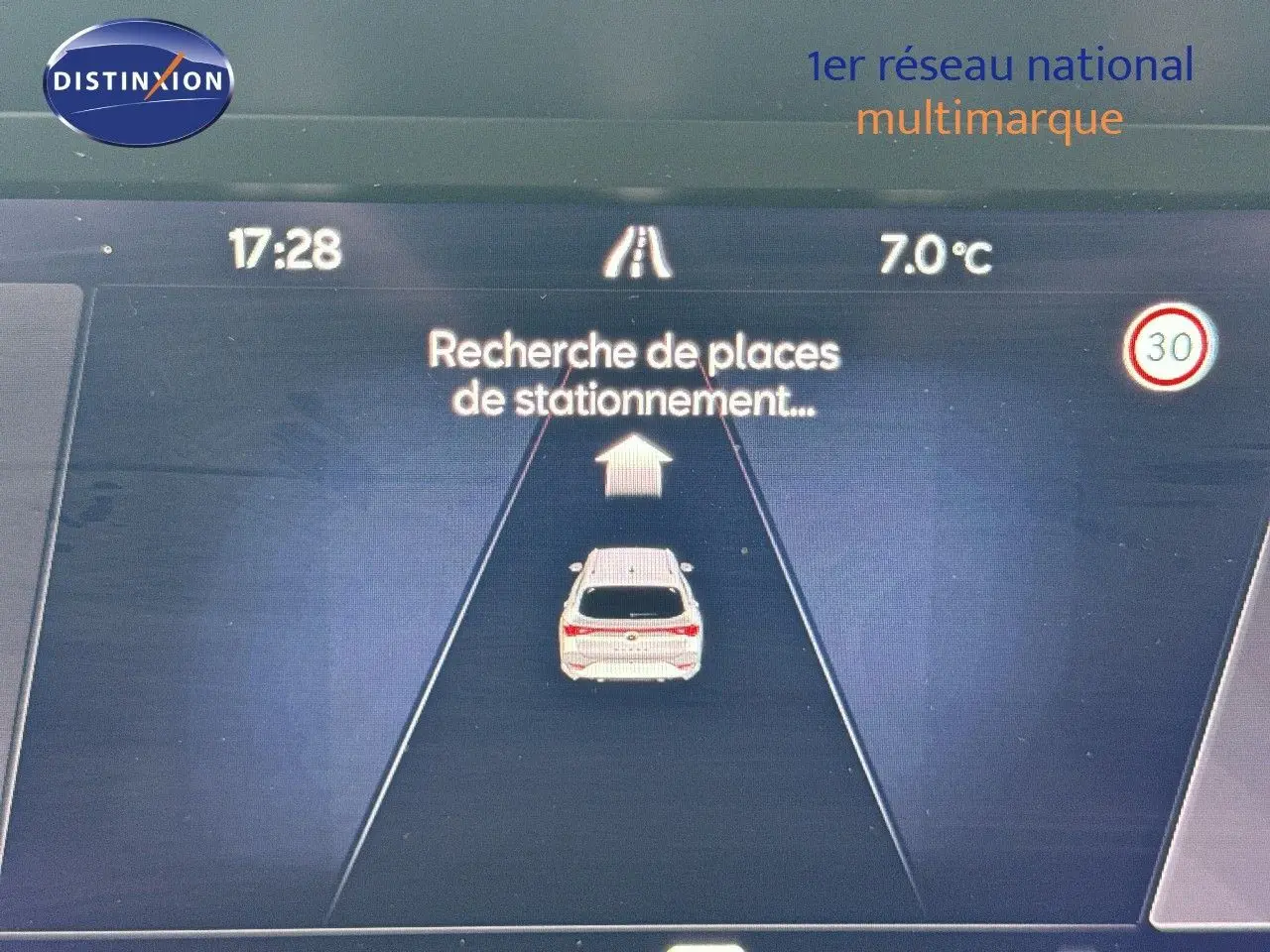Affichage intérieur du système d'aide au stationnement de la CUPRA LEON ST gris magnétique, vue écran tableau de bord.