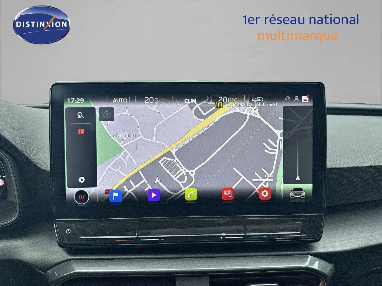 Écran tactile central affichant la navigation GPS dans l'habitacle d'une CUPRA LEON ST gris magnétique 2024.