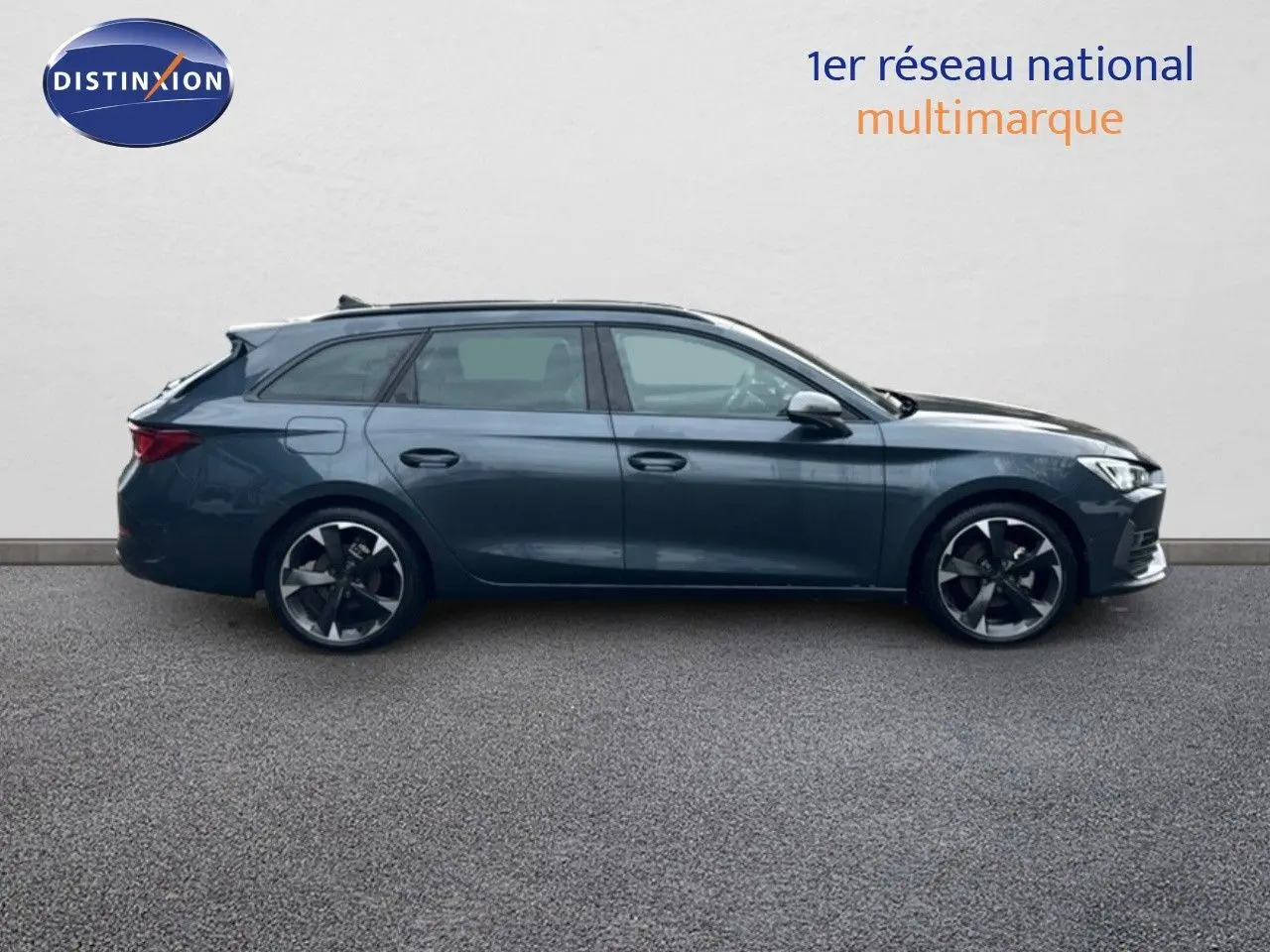 Profil côté gauche d'une CUPRA LEON ST 2024 gris magnétique, break compact aux jantes bi-ton et lignes dynamiques.