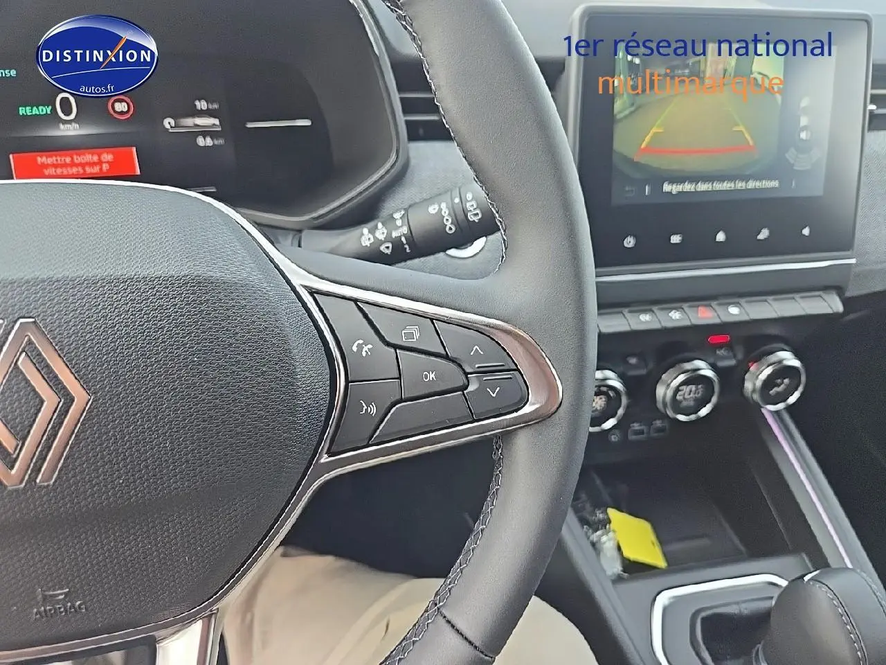 Intérieur Renault Clio V 1.6 e-tech gris schiste, vue du volant multifonction et écran tactile central avec caméra de recul.