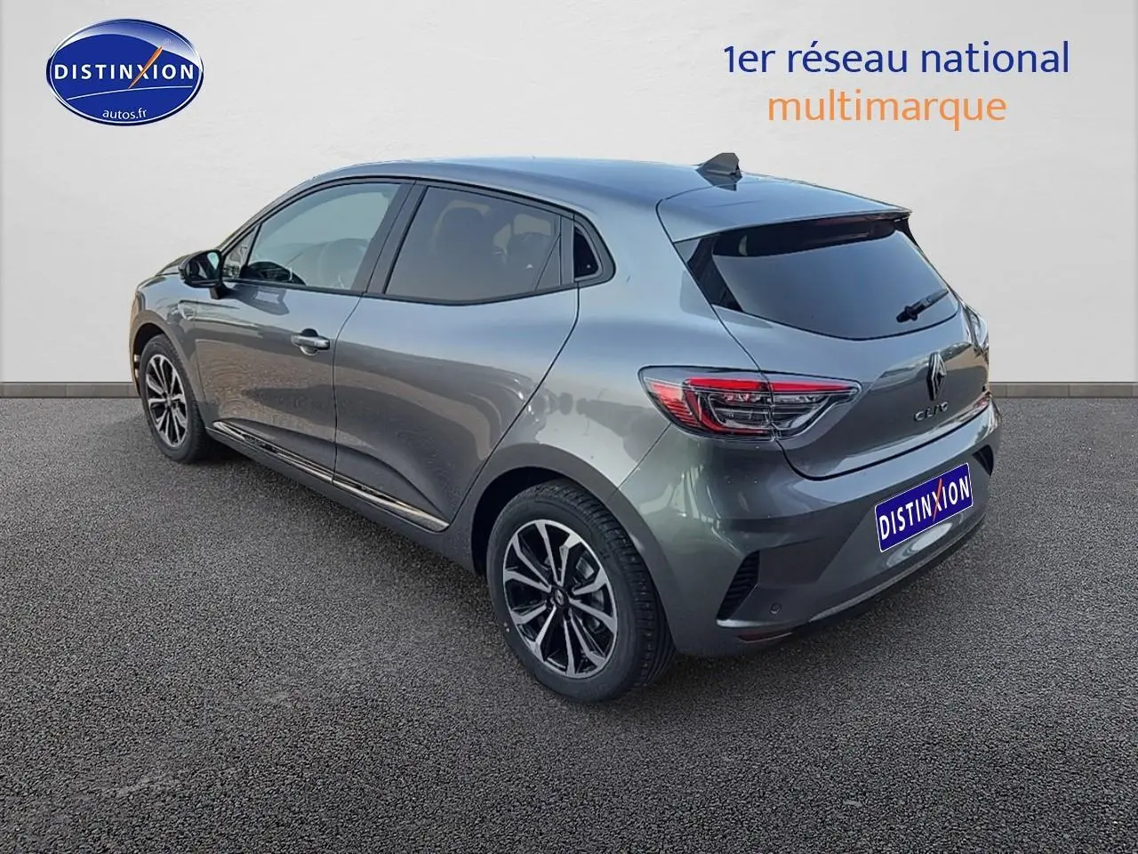 Vue 3/4 arrière droite d'une Renault Clio V gris schiste avec jantes alu et vitres arrière surteintées.