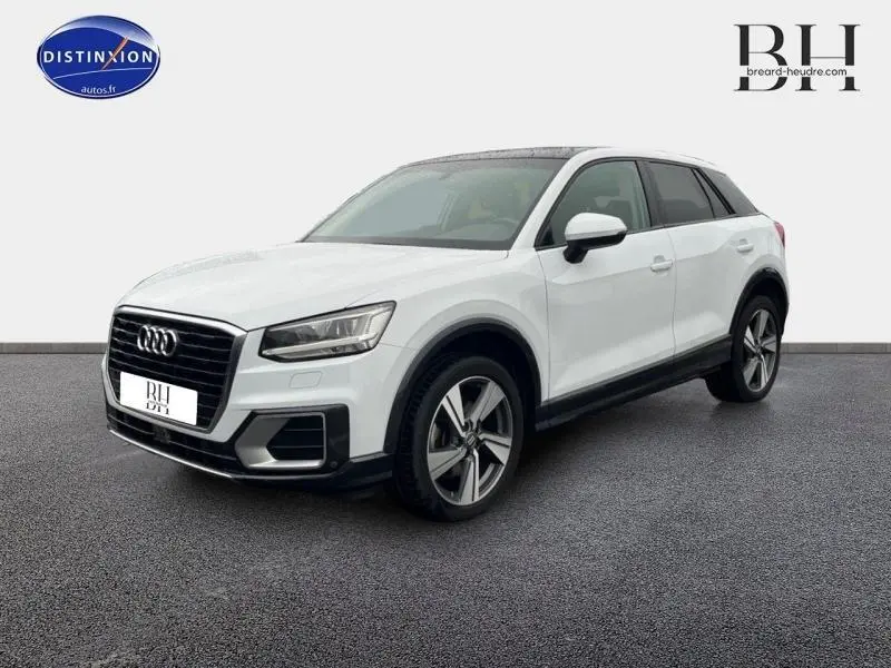 Audi Q2 blanc Ibis vue 3/4 avant droit, avec jantes alu 18 pouces et toits ouvrant électrique visible