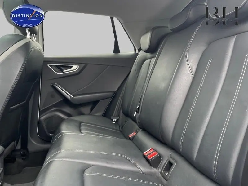 Vue intérieure côté droit des sièges arrière en cuir noir de l'Audi Q2 2018 avec surpiqûres grises.