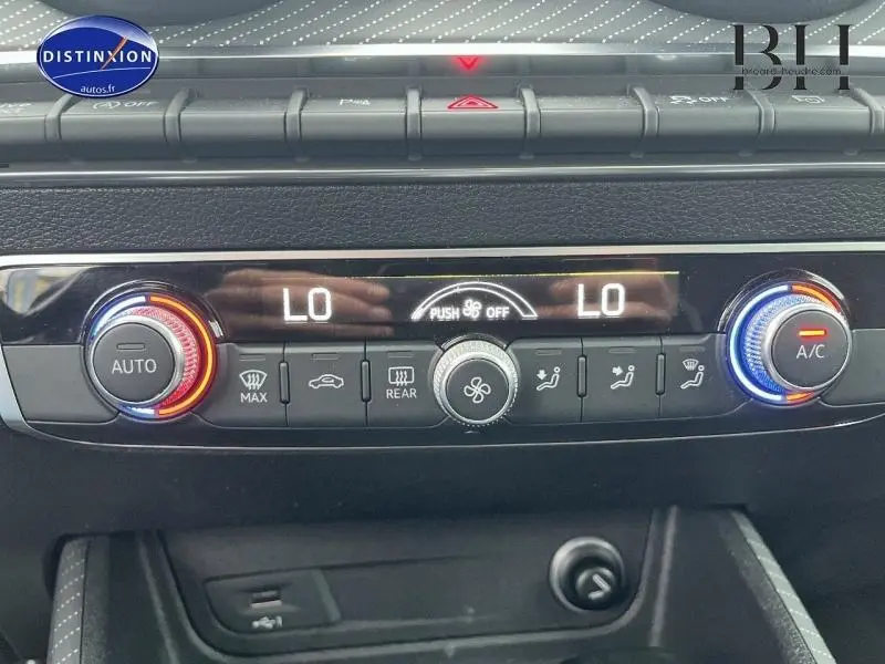 Panneau de climatisation automatique avec réglages numériques et boutons lumineux dans l'Audi Q2 blanc Ibis de 2018.