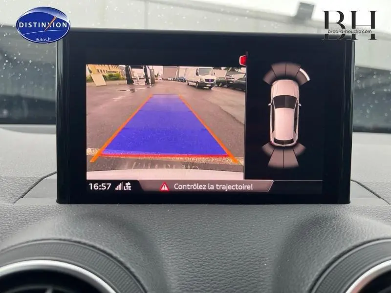 Affichage de la caméra de recul et du système Audi Parking Plus sur le tableau de bord d'un Audi Q2 blanc Ibis.