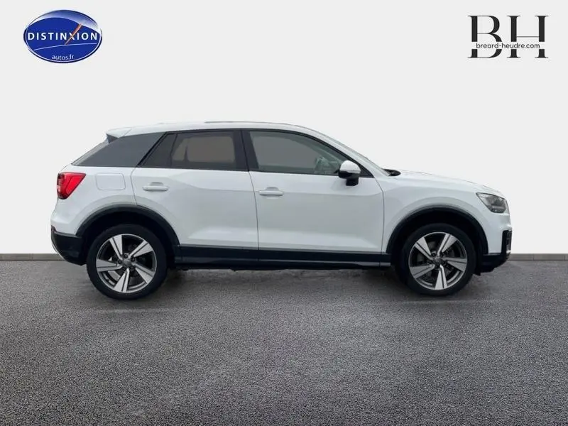 Audi Q2 blanc Ibis vue de profil côté droit avec jantes alliage 18 pouces et vitres surteintées