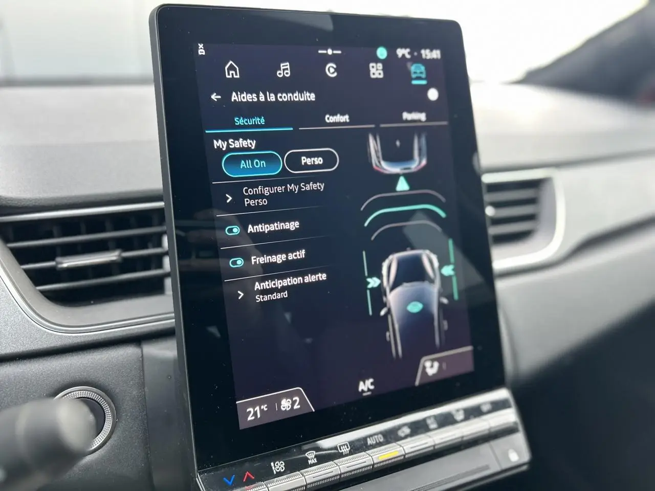 Écran tactile 10,4" du Renault Captur 2025 affichant les aides à la conduite, intérieur noir moderne.