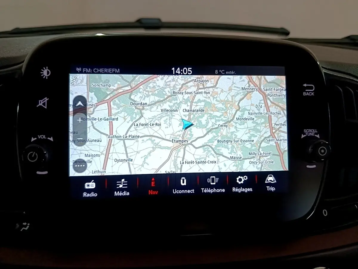 Écran tactile central du tableau de bord de la Fiat 500 rouge, affichant la navigation GPS en mode carte.