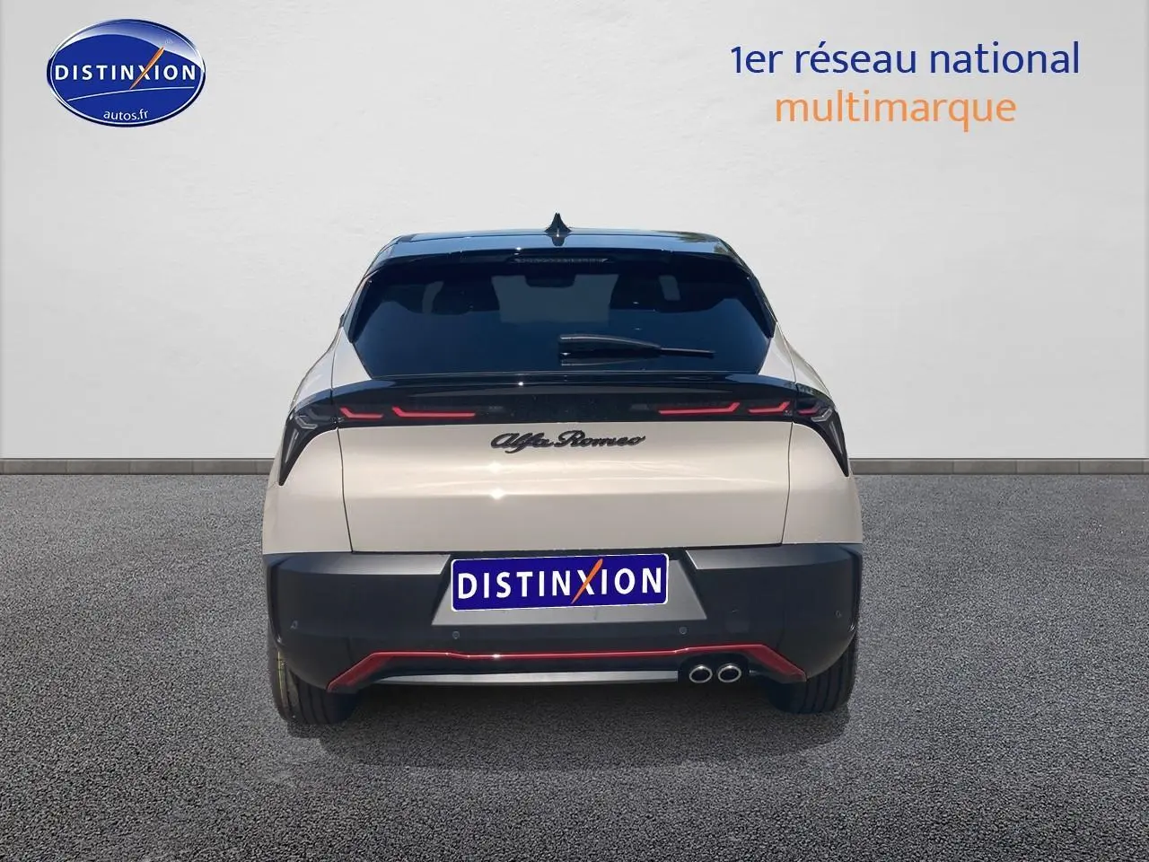 Vue arrière d'une Alfa Romeo Junior 1.2 hybride ivoire et noir avec feux arrière LED et double sortie d'échappement.