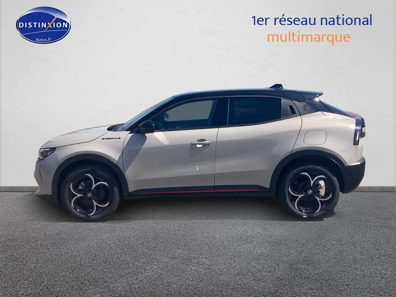 Profil droit d'une Alfa Romeo Junior 1.2 hybride ivoire et toit noir avec jantes alliage et vitres teintées.
