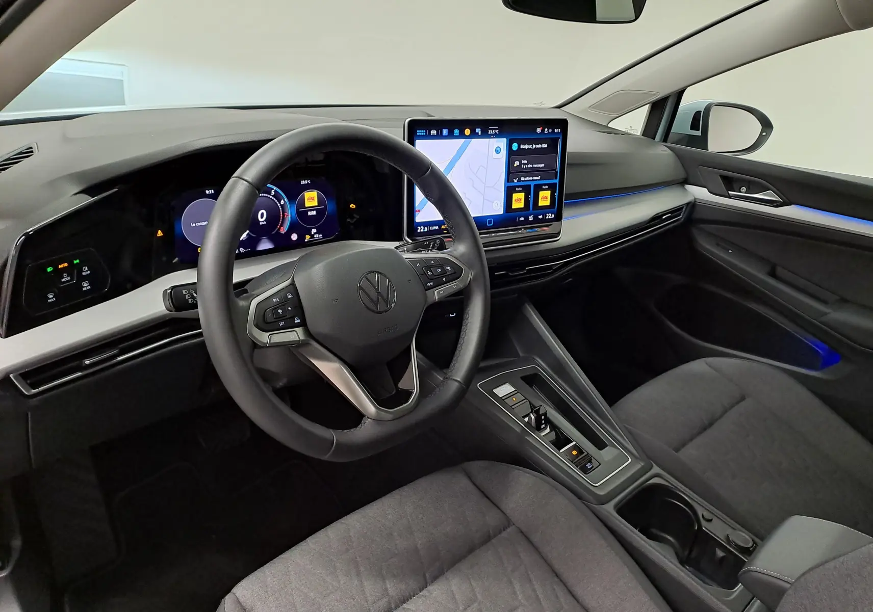 Vue intérieure côté conducteur de la Volkswagen Golf 1.5 eTSI 116 DSG7 avec tableau de bord numérique et écran tactile.