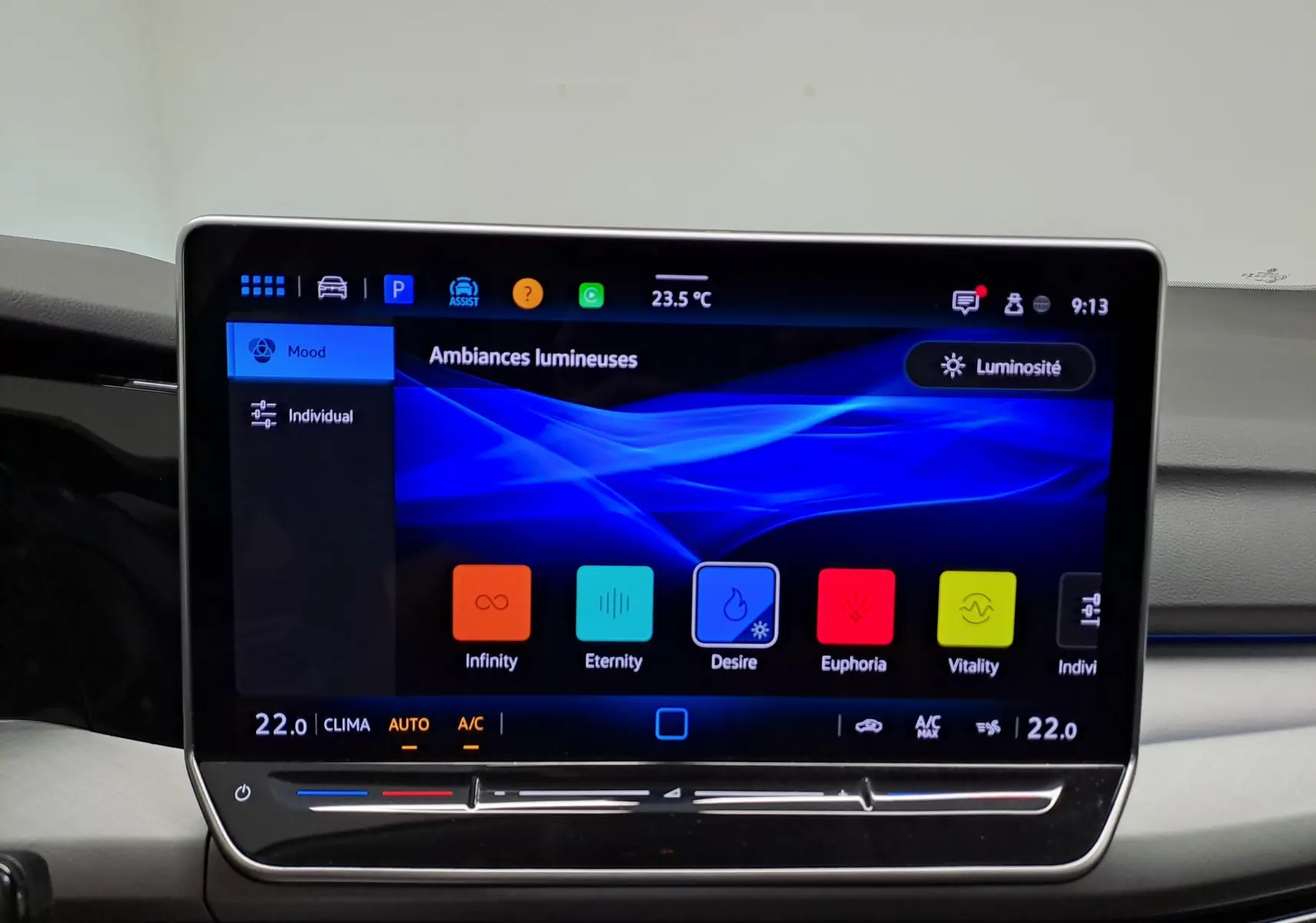 Écran tactile central de la Volkswagen Golf 1.5 eTSI 2025 affichant les options d’ambiances lumineuses avec interface moderne.
