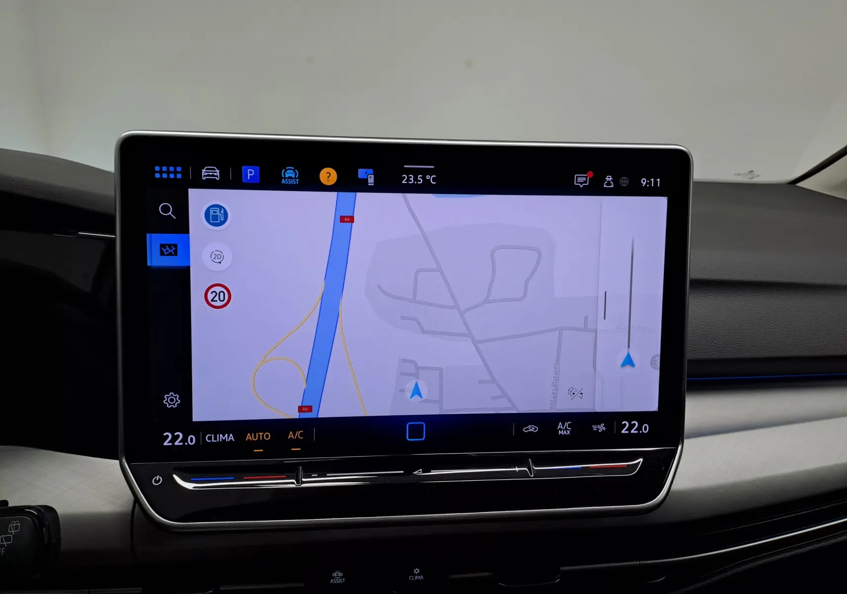 Écran tactile central de navigation et climatisation dans l’habitacle d’une Volkswagen Golf Bleu Glacier 2025.