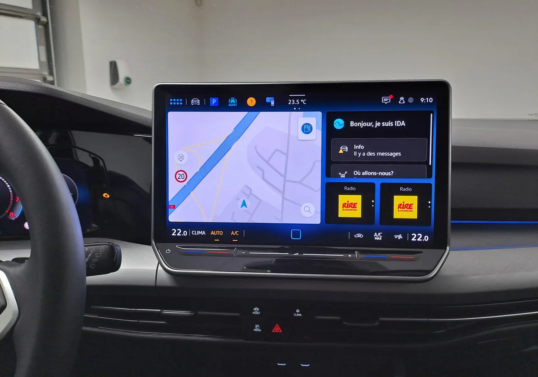 Vue rapprochée de l’écran tactile central de la Volkswagen Golf 1.5 eTSI 116 DSG7 Bleu Glacier avec interface navigation et radio.