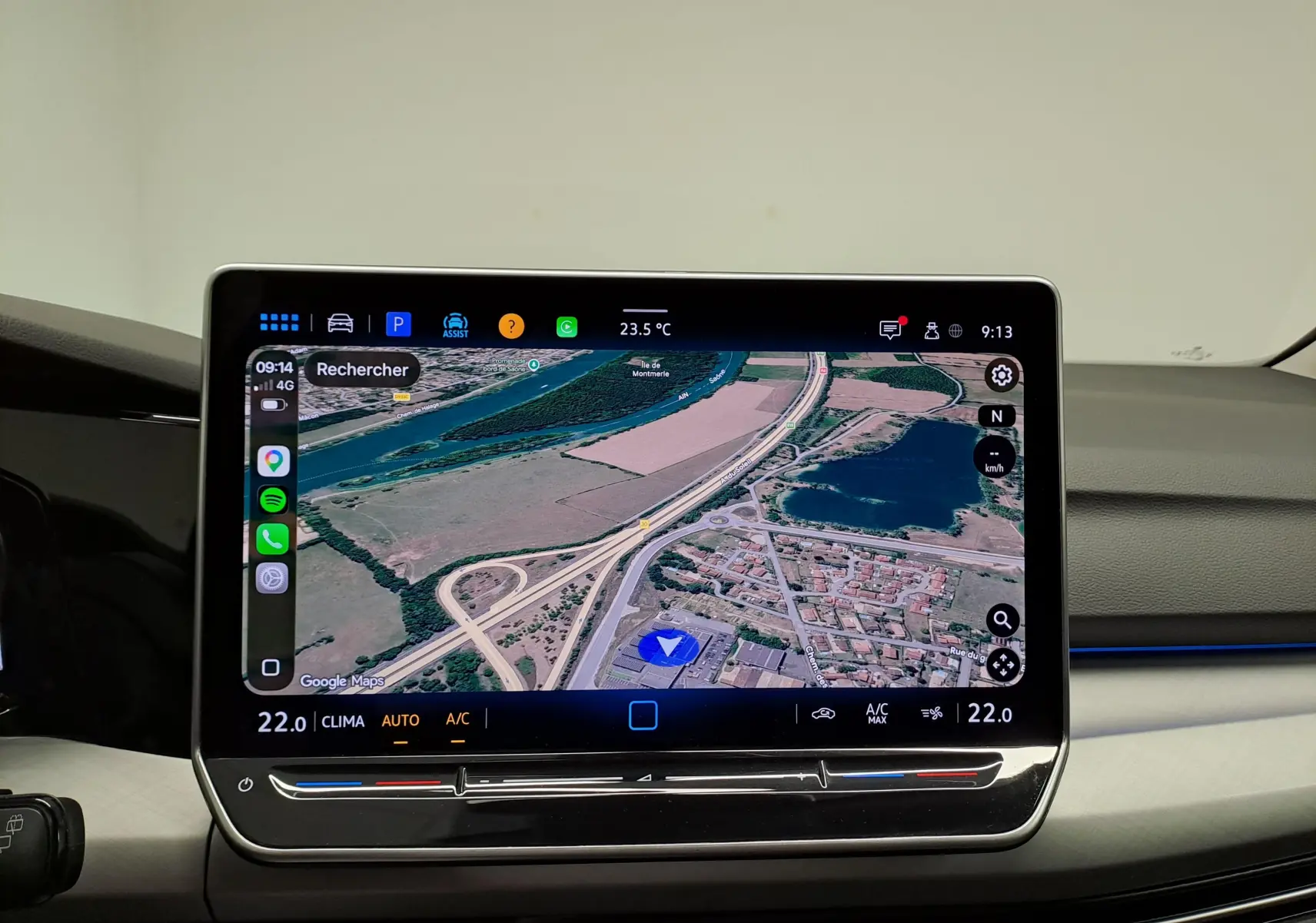 Vue rapprochée de l'écran tactile central de la Volkswagen Golf 1.5 eTSI 116 DSG7 VW Edition affichant la navigation GPS.