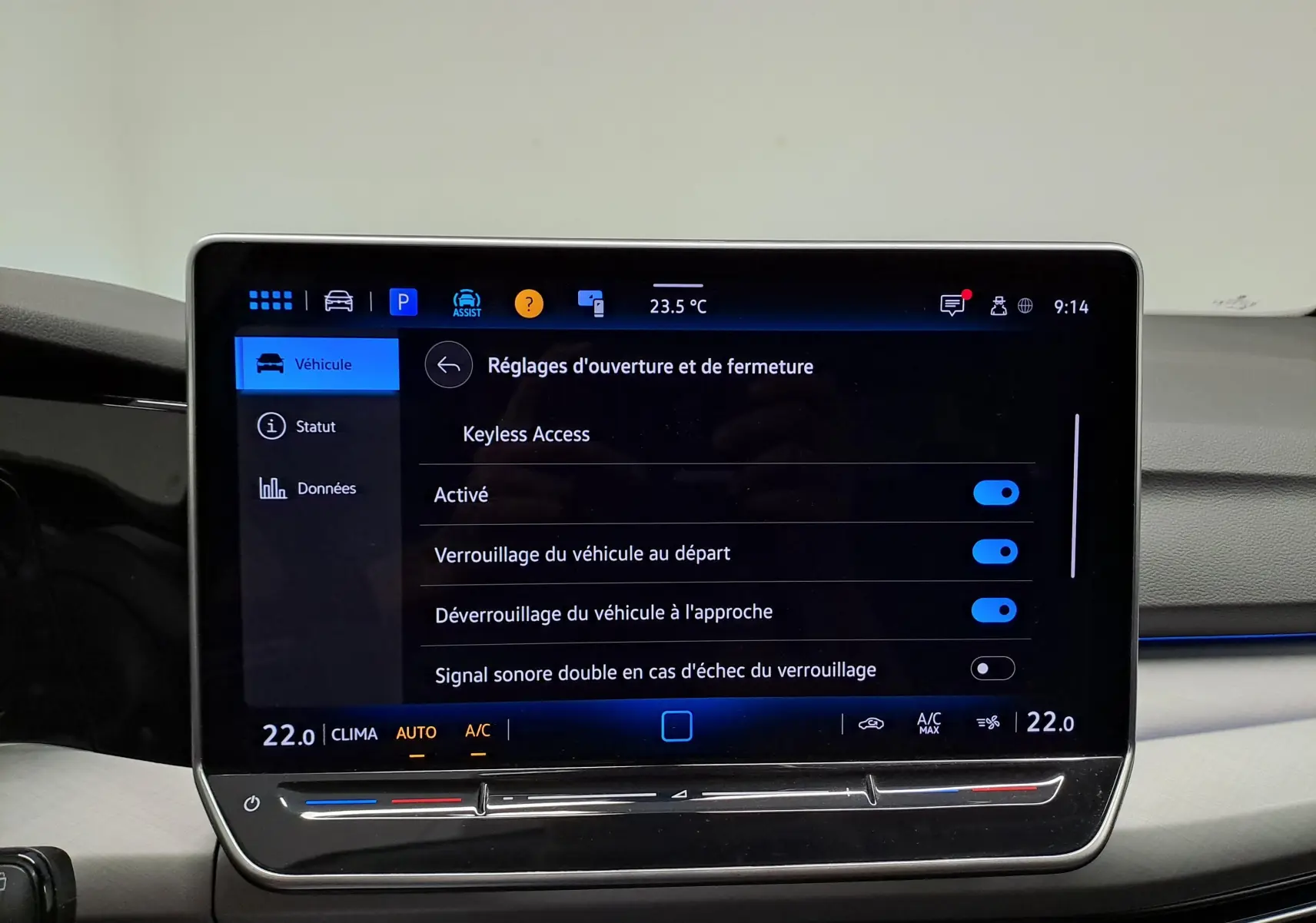 Écran tactile intérieur de la Volkswagen Golf 1.5 eTSI 2025 affichant les réglages Keyless Access.