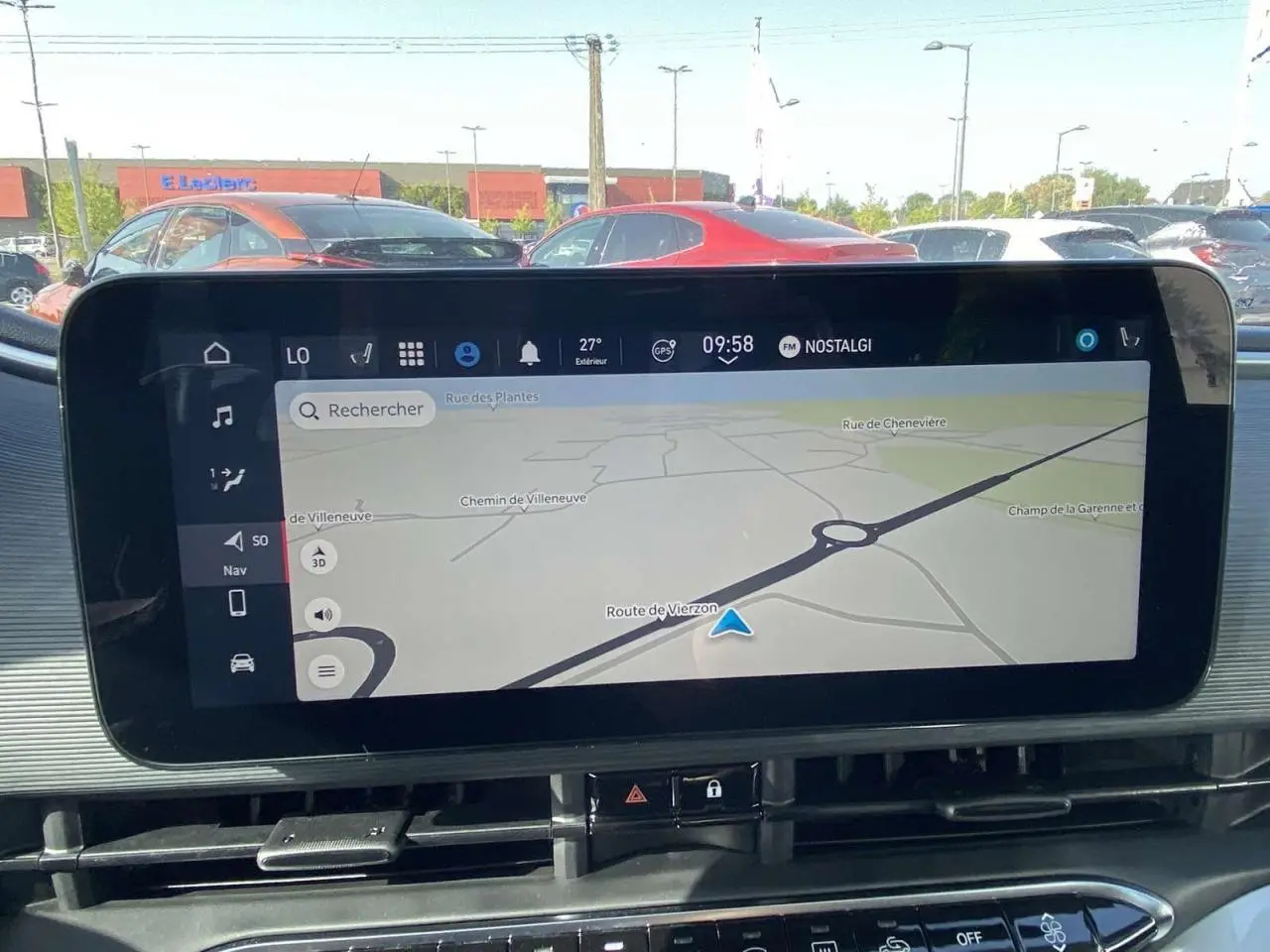 Écran tactile central affichant la navigation GPS dans une Fiat 500 Electrique noire, vue intérieure avant.