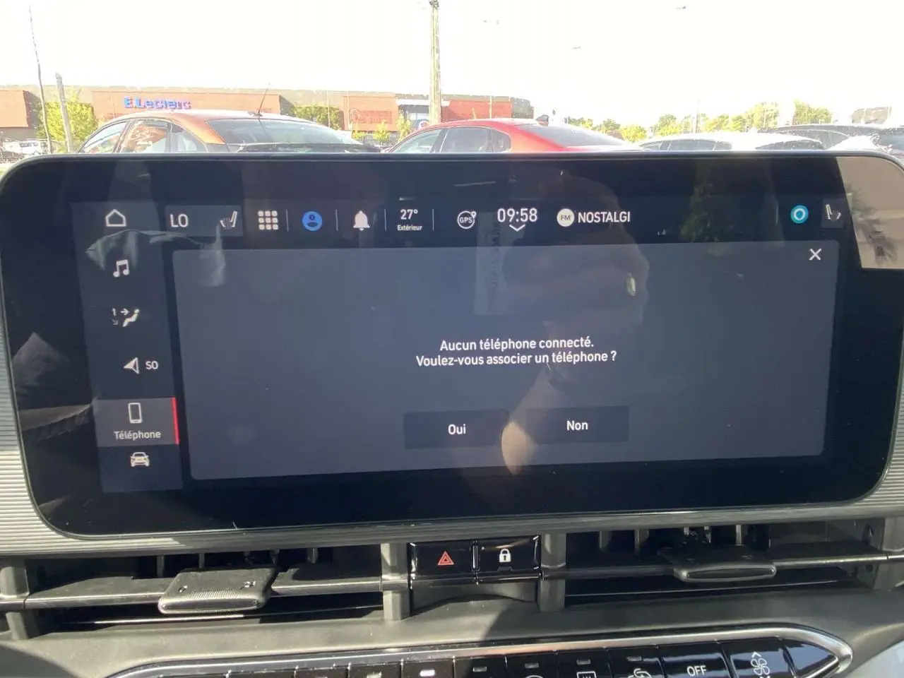 Écran tactile central de la Fiat 500 Electrique 2022 affichant une demande d'association de téléphone.