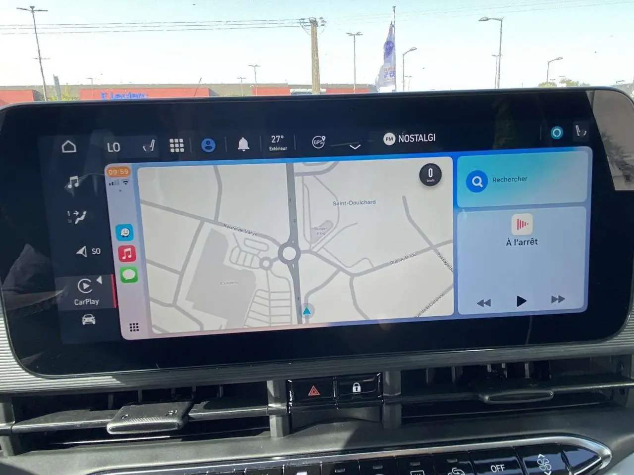 Écran tactile central affichant la navigation et les options multimédia dans une Fiat 500 électrique noire.