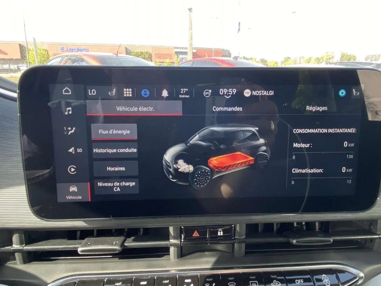 Écran central affichant l'interface électrique de la Fiat 500 Icône Plus noire, vue intérieure du tableau de bord.