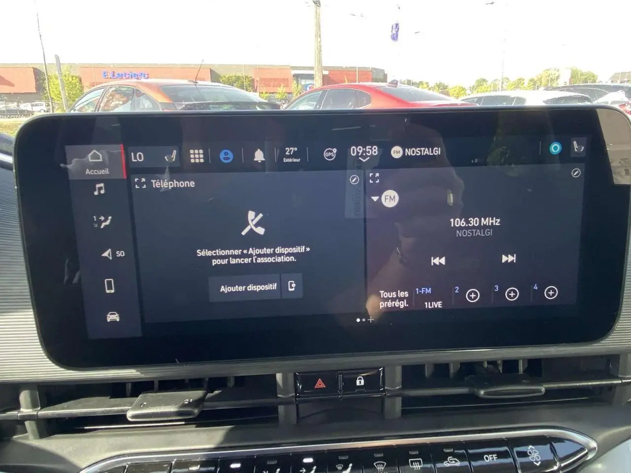 Écran tactile central de la Fiat 500 Electrique 2022 affichant la radio FM et options de téléphone, intérieur noir.