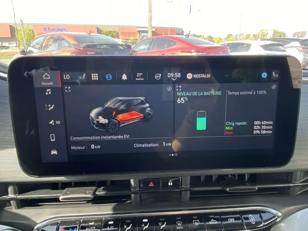Écran central affichant l'état de la batterie à 65% et la consommation instantanée de la Fiat 500 électrique.