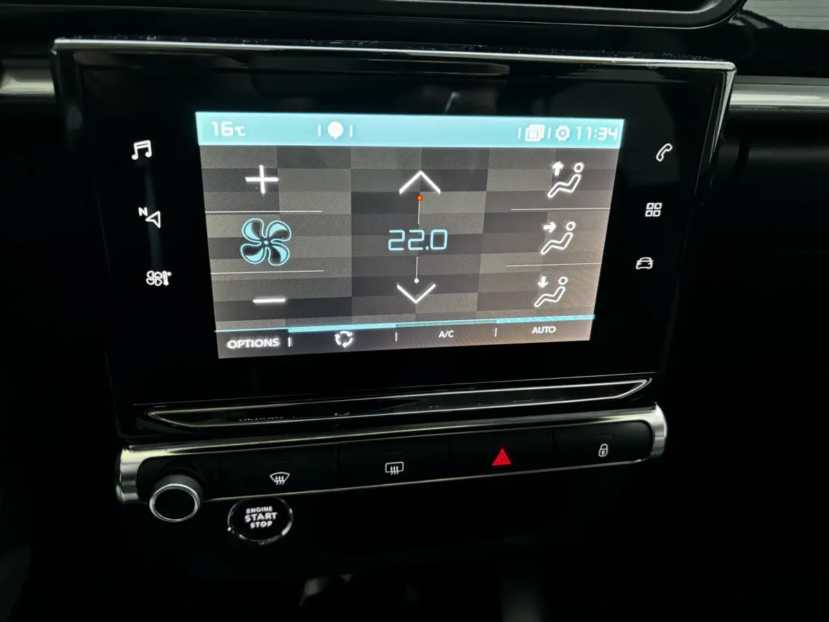 Écran tactile central de la Citroën C3 PureTech 110 gris clair affichant la climatisation à 22°C.
