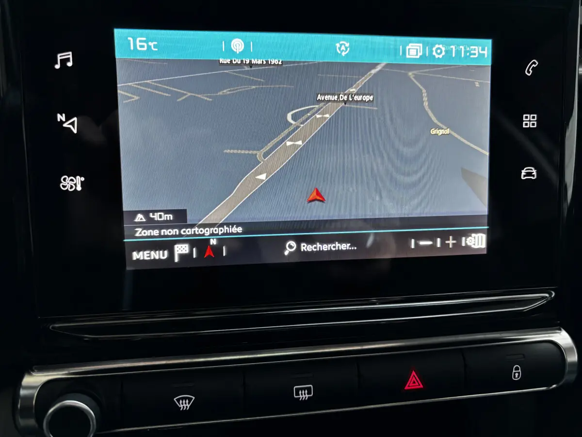 Écran tactile central de navigation du Citroën C3 gris clair 2024 avec commandes climatisation et alertes visibles.