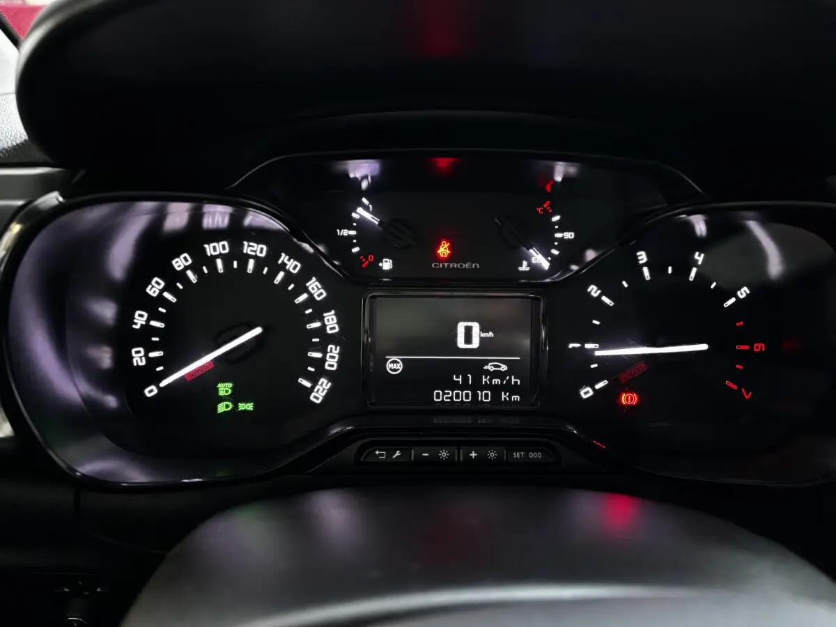 Tableau de bord numérique de la Citroën C3 PureTech 110 BVM6 MAX 2024 avec affichage multifonctions et compte-tours.