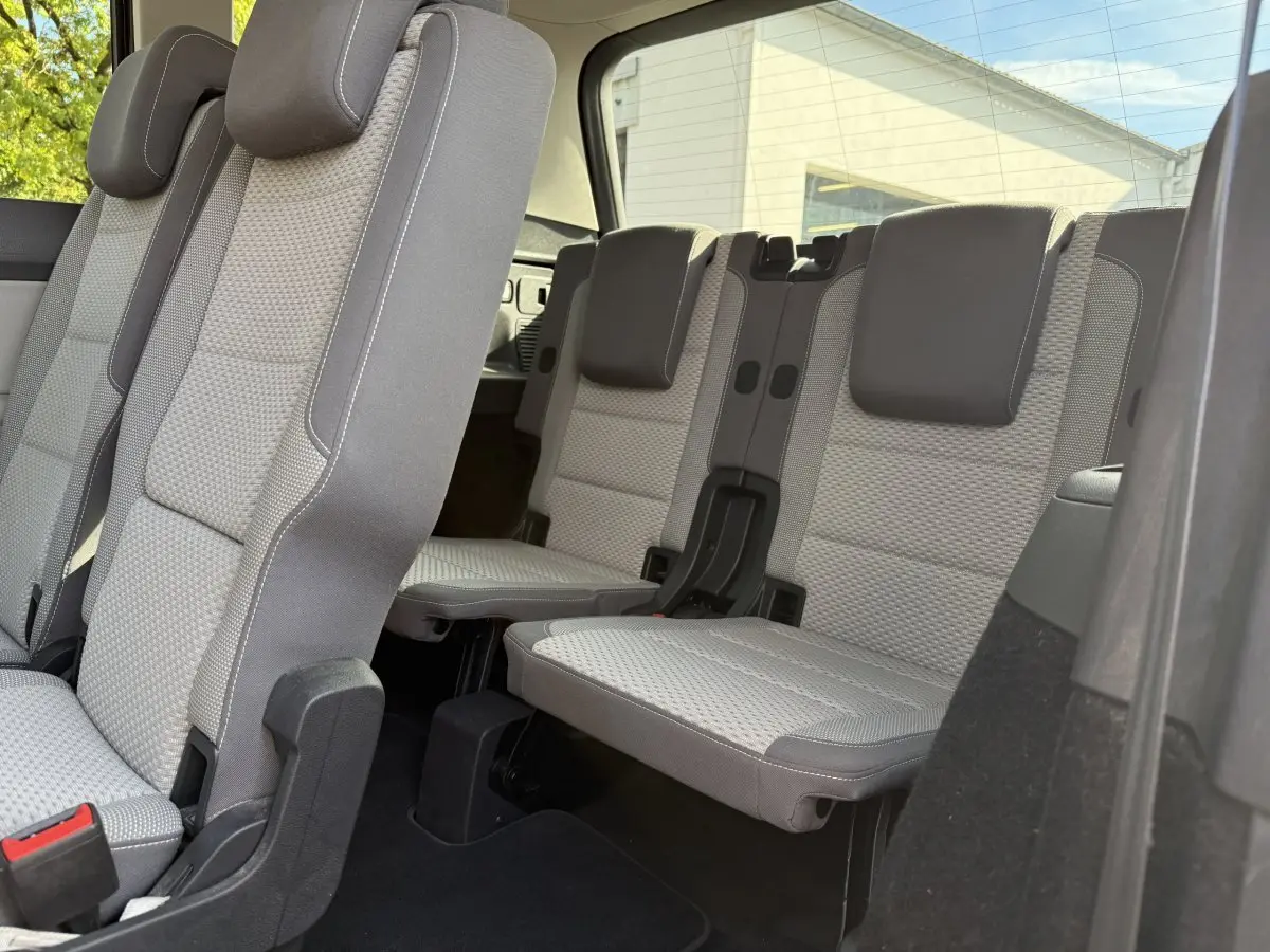 Vue intérieure sur les sièges arrière gris clair de la Citroën C3 PureTech 110 BVM6 MAX, avec appuie-têtes et banquette 3 places.