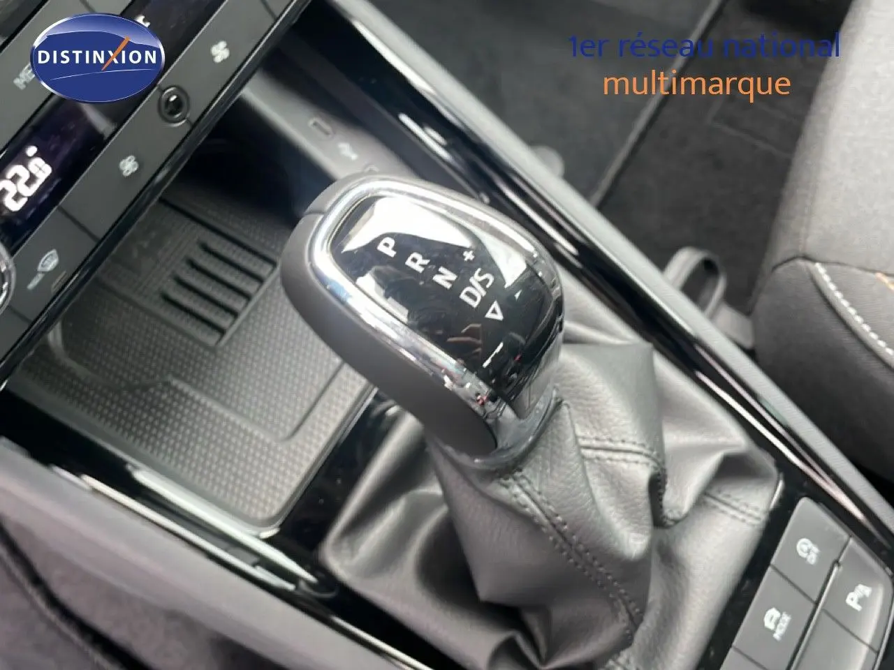 Gros plan sur le levier de vitesse automatique noir et chrome du Skoda Kamiq, entouré de la console centrale brillante.