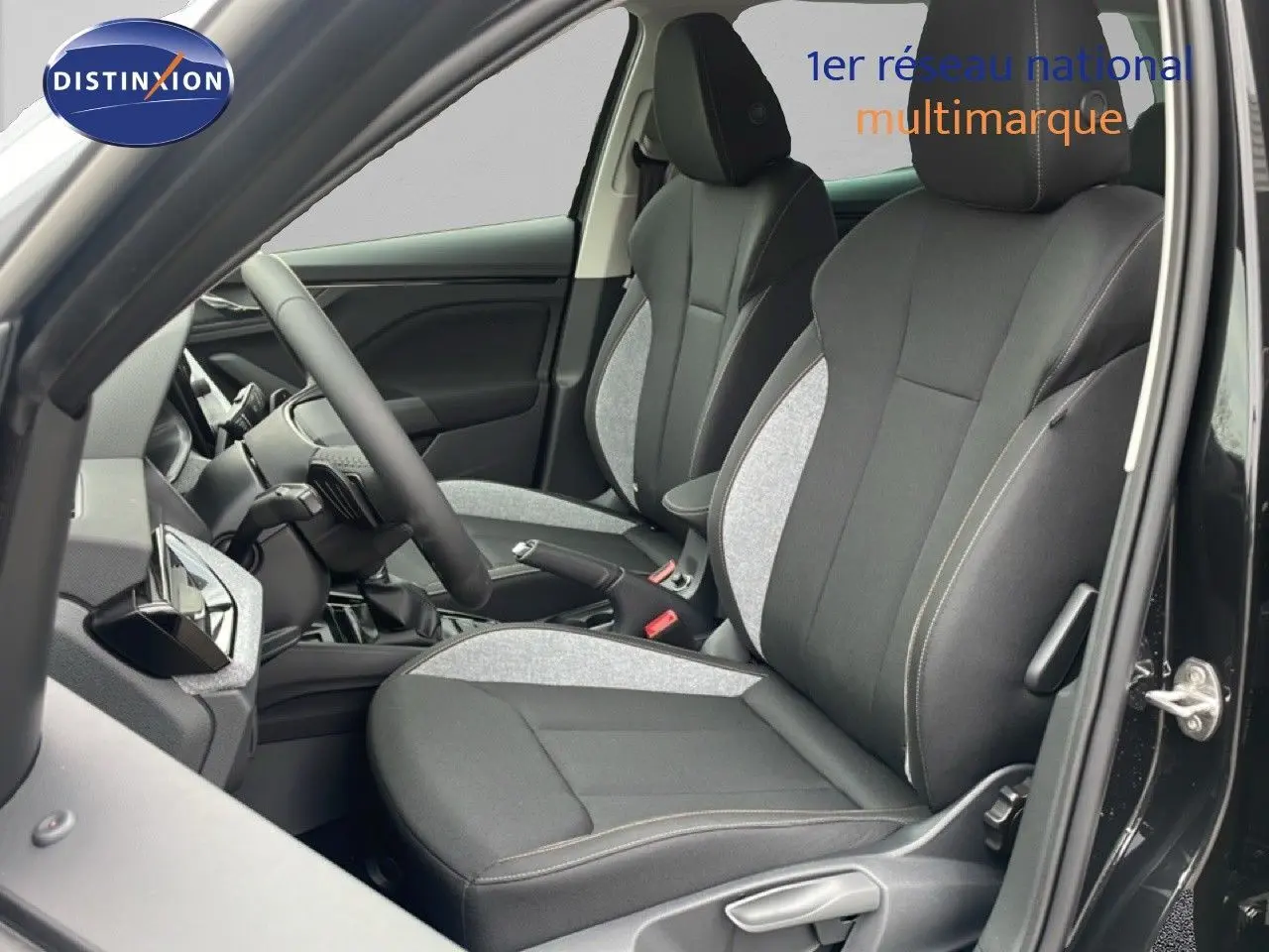 Vue intérieure côté conducteur du Skoda Kamiq noir magique métal, mettant en valeur les sièges tissu noir et gris clair.