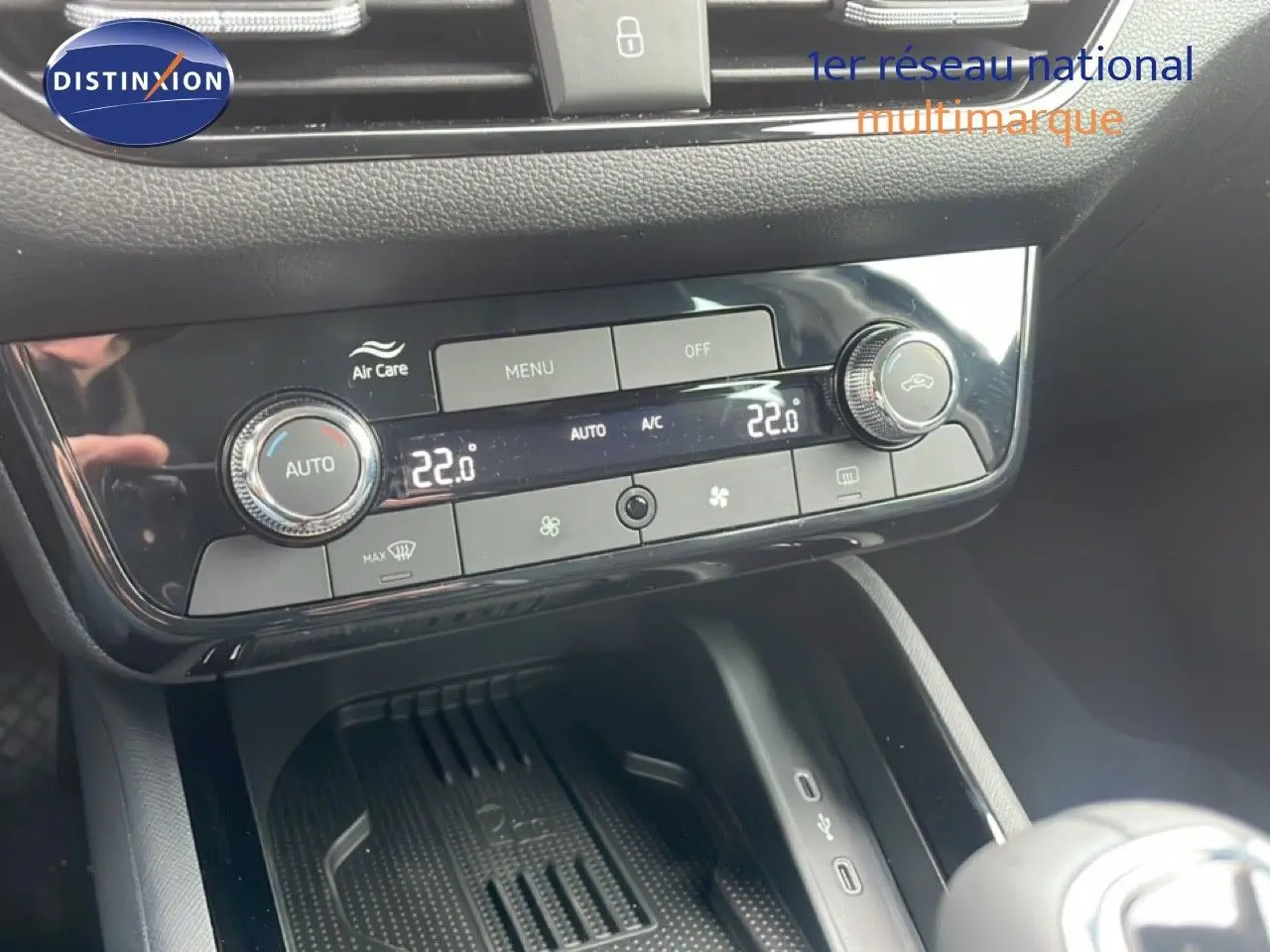 Gros plan sur la console centrale du Skoda Kamiq noir, mettant en valeur la climatisation automatique et les commandes tactiles.