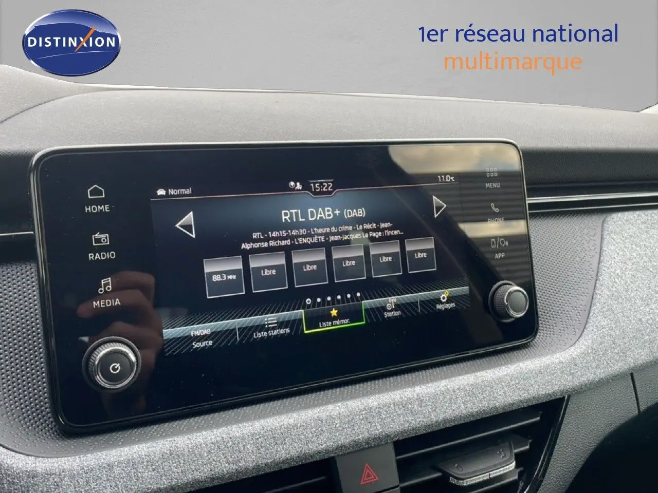 Écran tactile central de la Skoda Kamiq noir métallique, affichant la radio numérique en vue rapprochée intérieure.