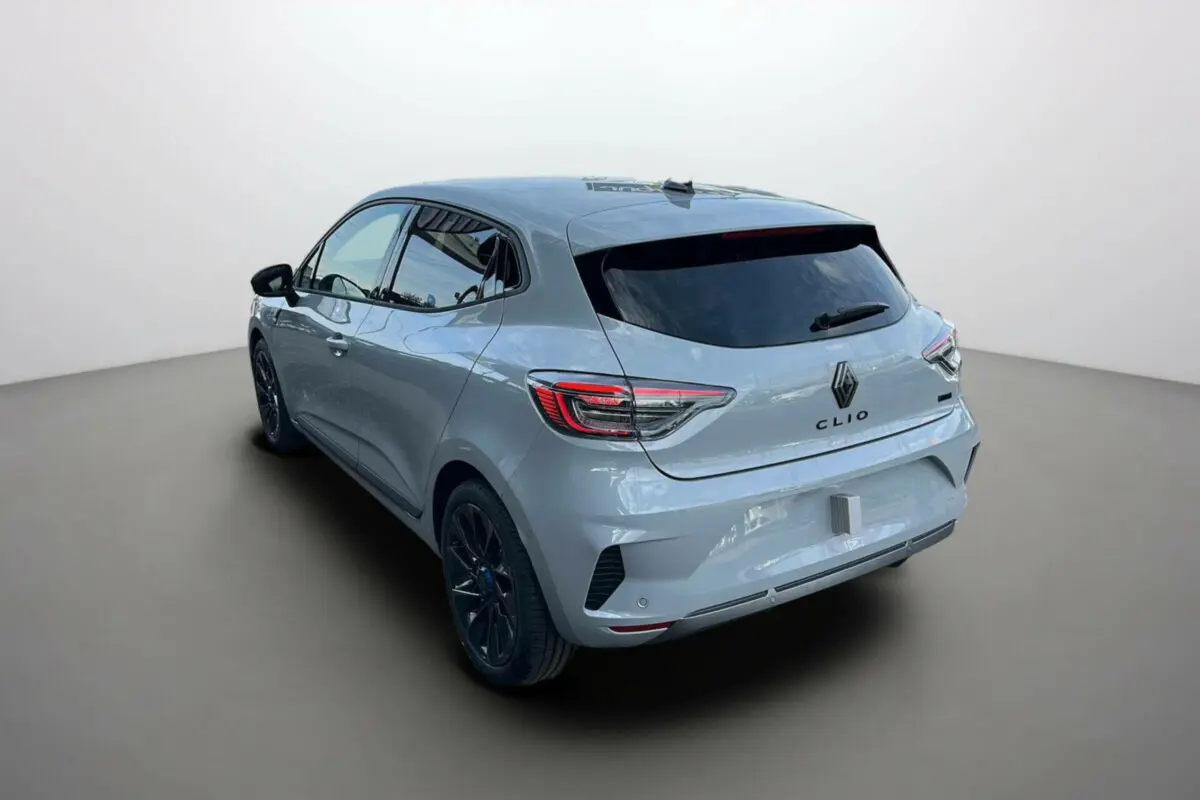 Vue 3/4 arrière droite d'une Renault Clio V E-Tech 145 Esprit Alpine Bose gris rafale avec jantes noires et vitres surteintées.