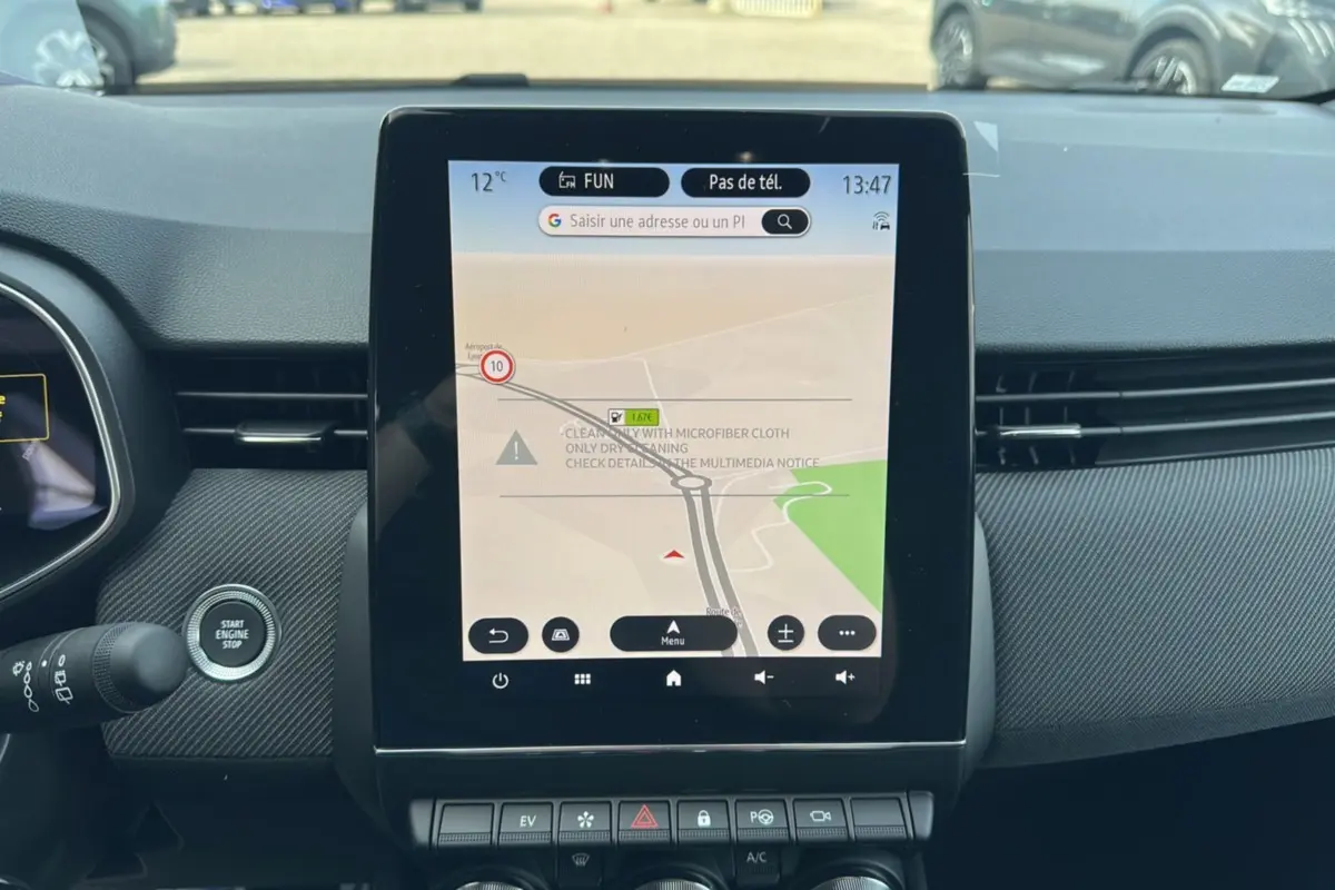 Vue centrée sur l'écran tactile 9,3 pouces du tableau de bord de la Renault Clio V E-Tech 145 Esprit Alpine Bose 2025.