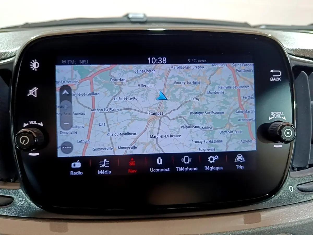 Écran tactile de navigation 7 pouces de la Fiat 500 Hybrid 2021, vue frontale du tableau de bord noir.