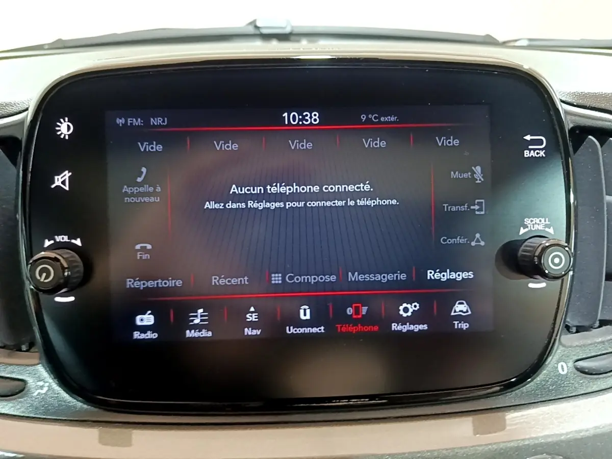 Écran tactile central de la Fiat 500 Hybrid 2021 affichant le menu téléphone, vue de face, intérieur noir.
