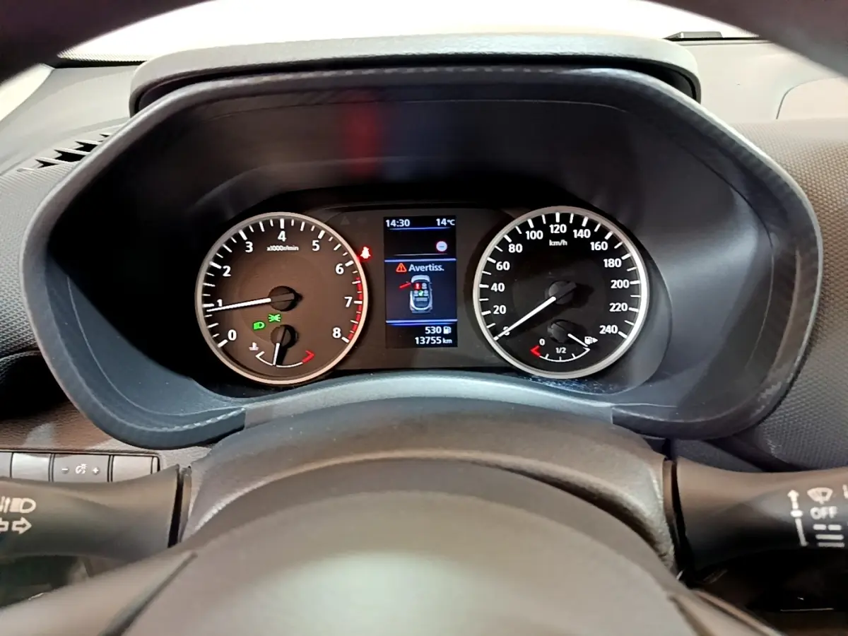 Vue rapprochée du combiné d'instruments du Nissan Juke noir 2023, affichant vitesse, compte-tours et écran central digital.