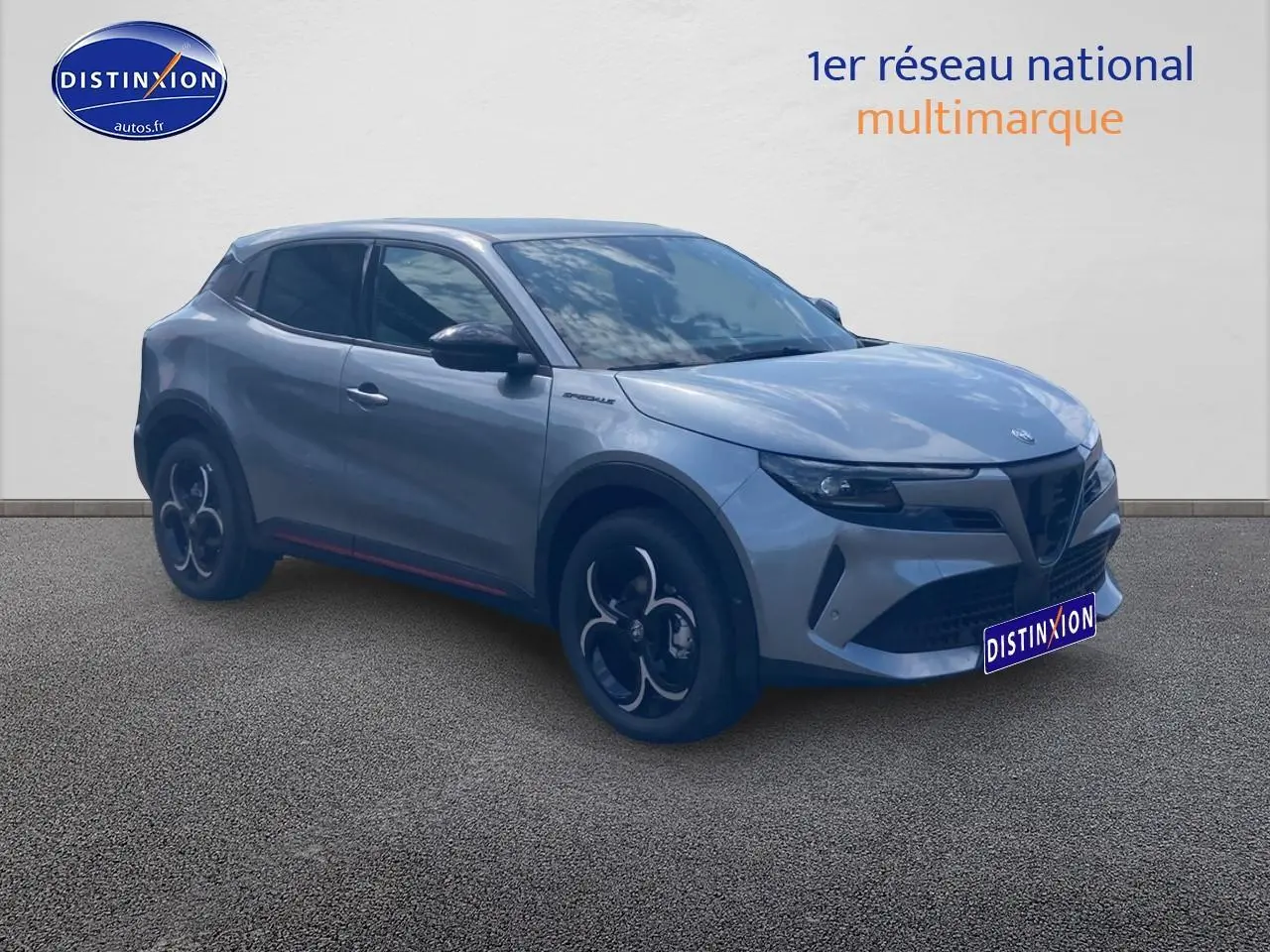 Vue 3/4 avant droite d'une Alfa Romeo Junior gris métallisé avec jantes alliage noires et vitres teintées.