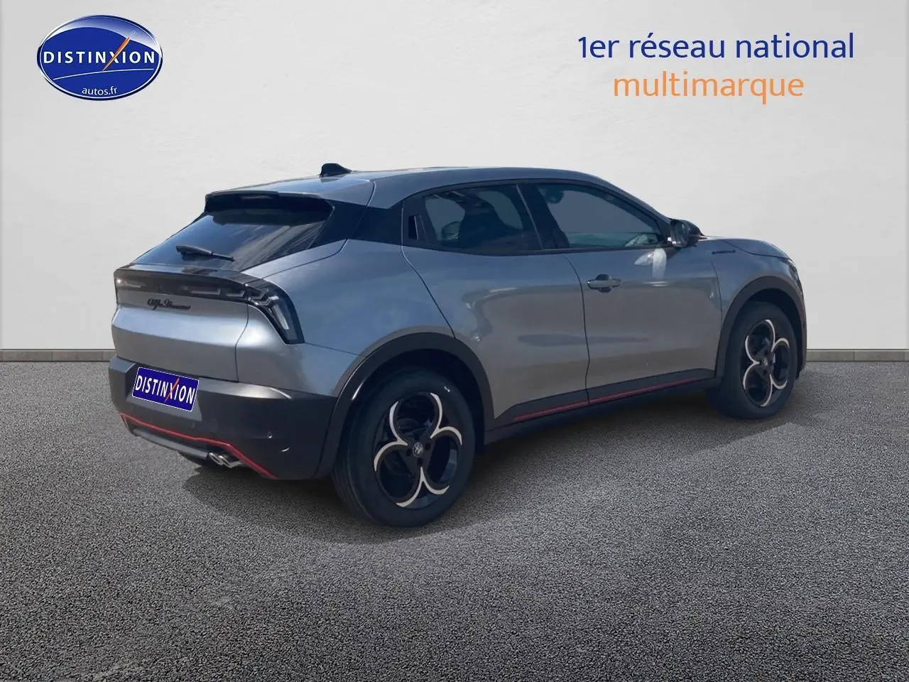 Vue 3/4 arrière droite d'une Alfa Romeo Junior gris métallisé avec jantes en alliage et hayon électrique.