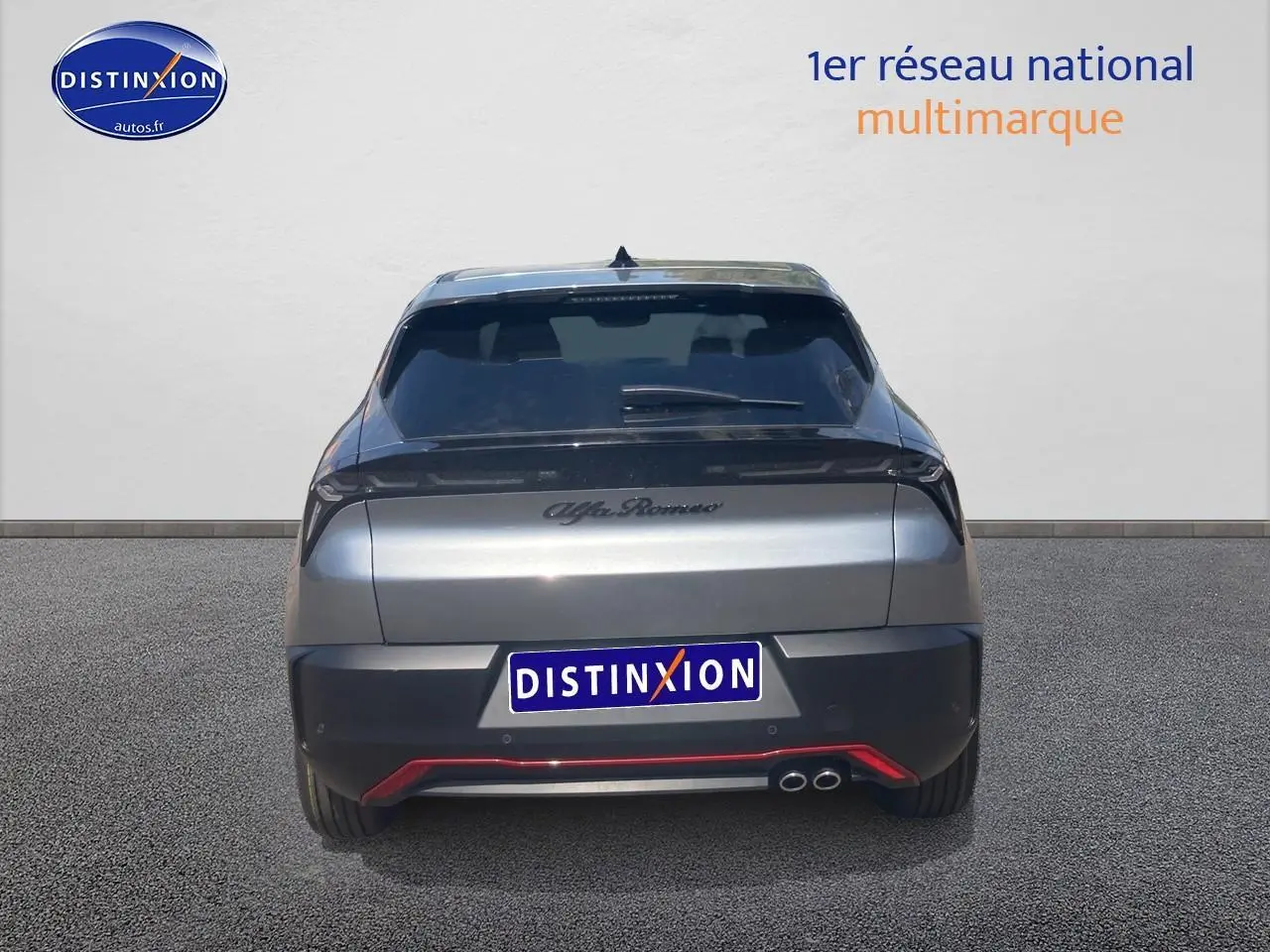 Vue arrière d'une Alfa Romeo Junior 1.2 hybride grise avec feux LED et double sortie d'échappement à droite.